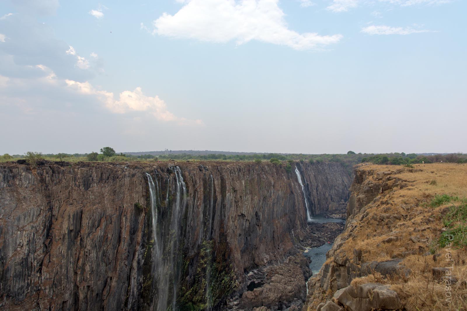 Здесь в большую воду тоже везде льется вода. А внизу - минусовые пороги Замбези