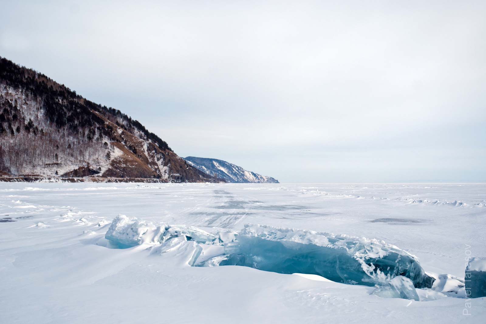 Еще вчера тут ездили машины. Но стало тепло - на дороге образовалась трещина