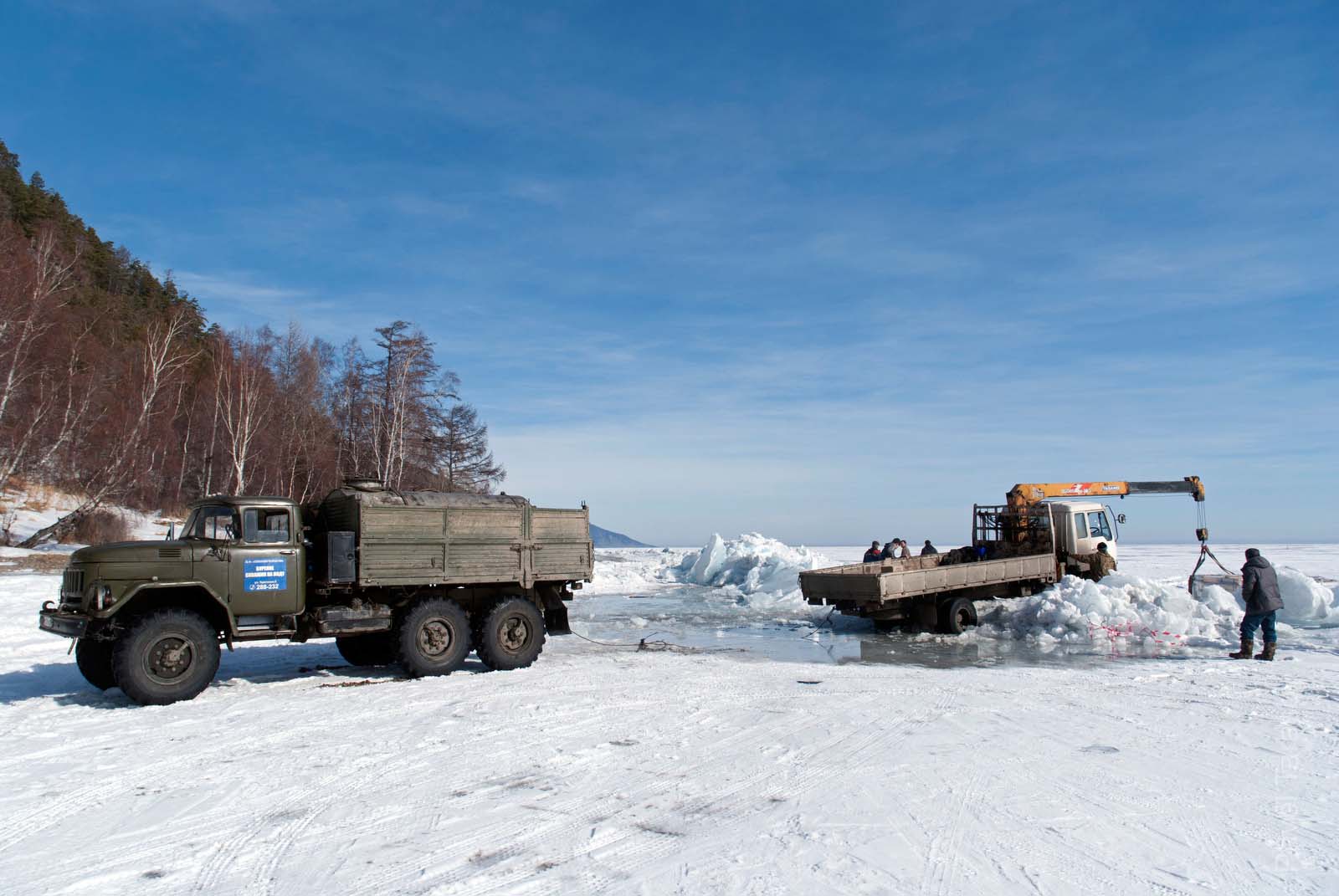 А грузовик становую трещину форсировать не смог