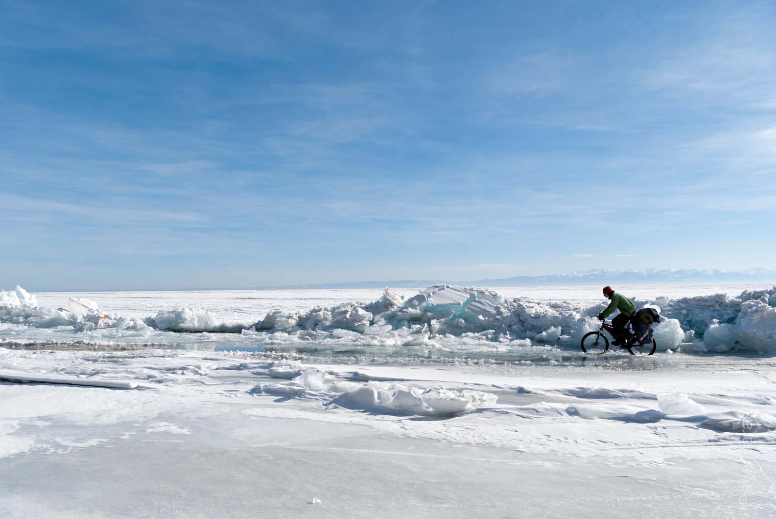 На спор проехал по воде