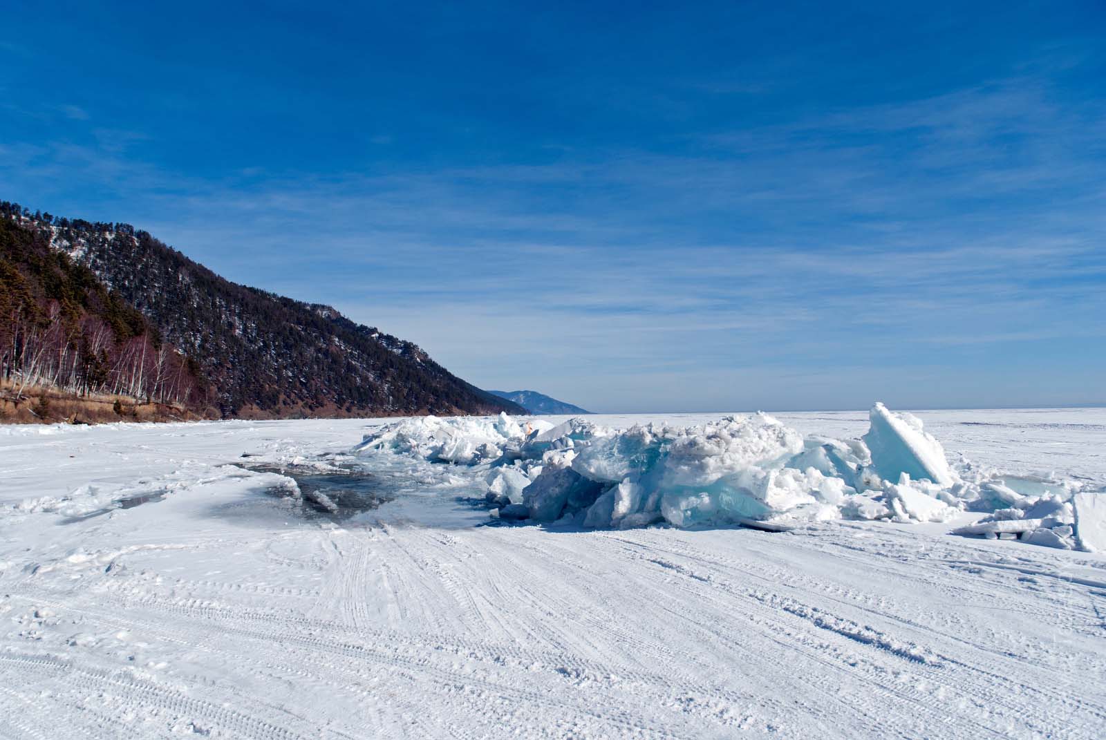 Вдоль трещины дорога просела. 