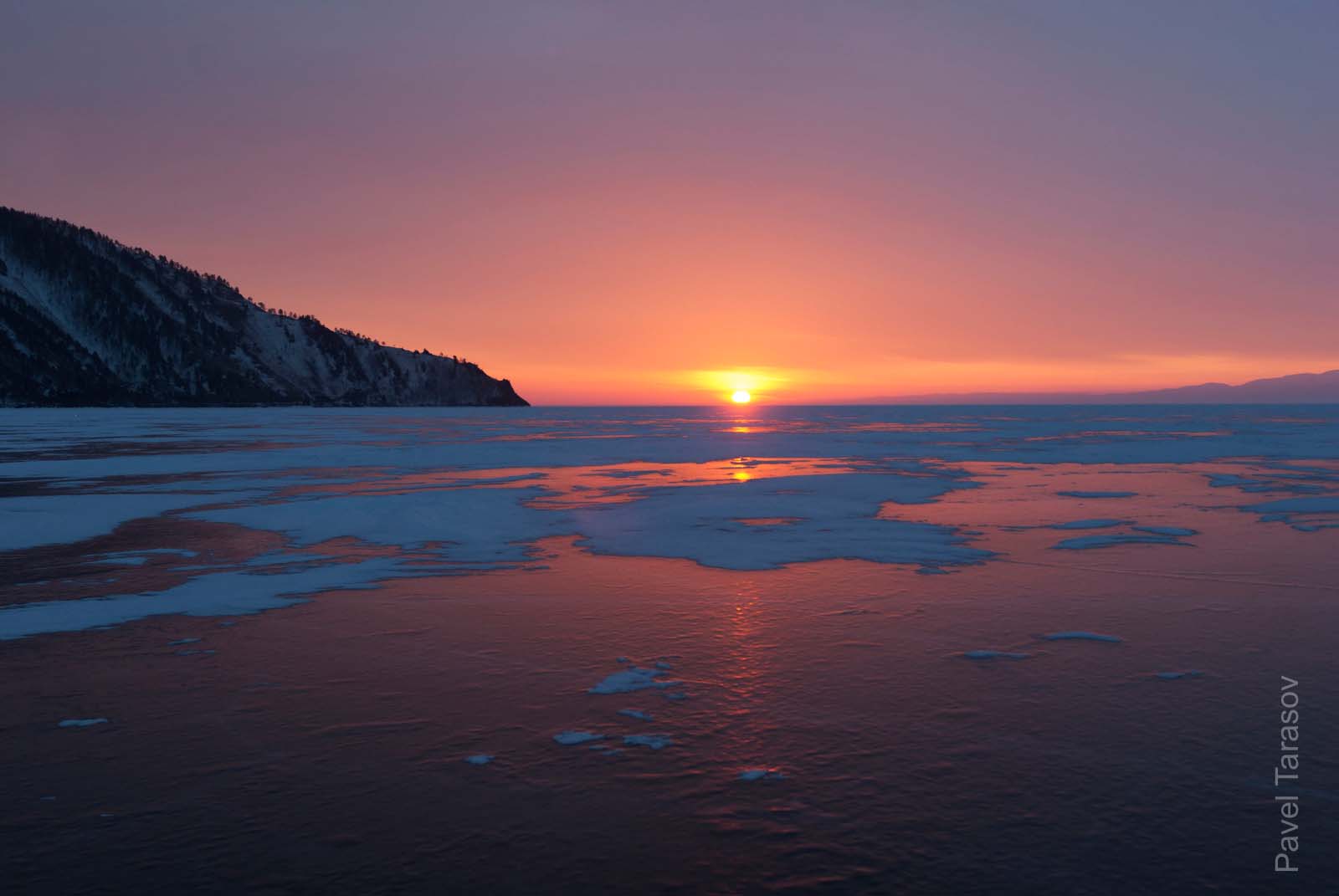 Впереди мыс Толстый, за ним устье Ангары