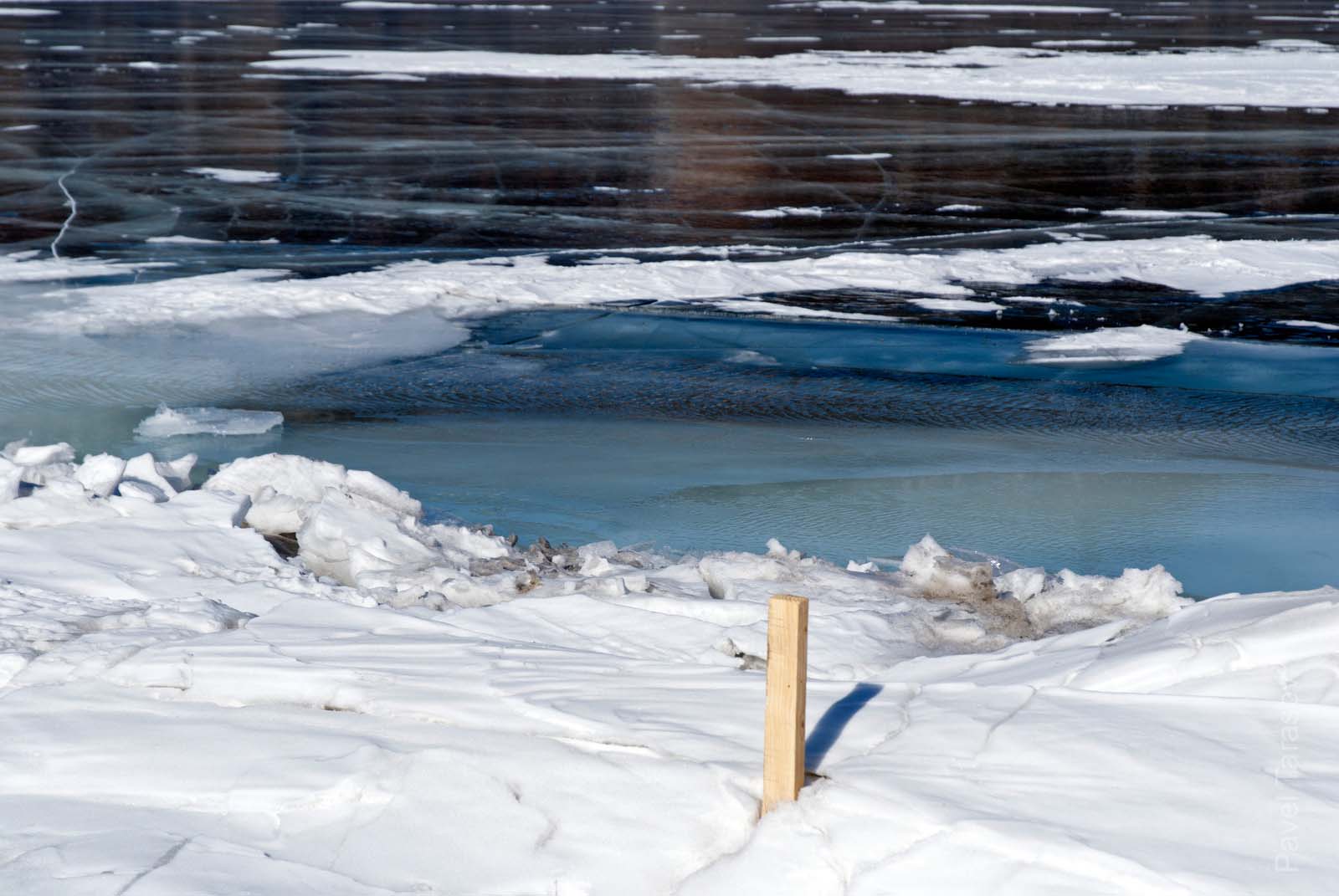 Наша первая большая трещина с водой. Очень перестремались, когда после канонады лед под ногами накренился