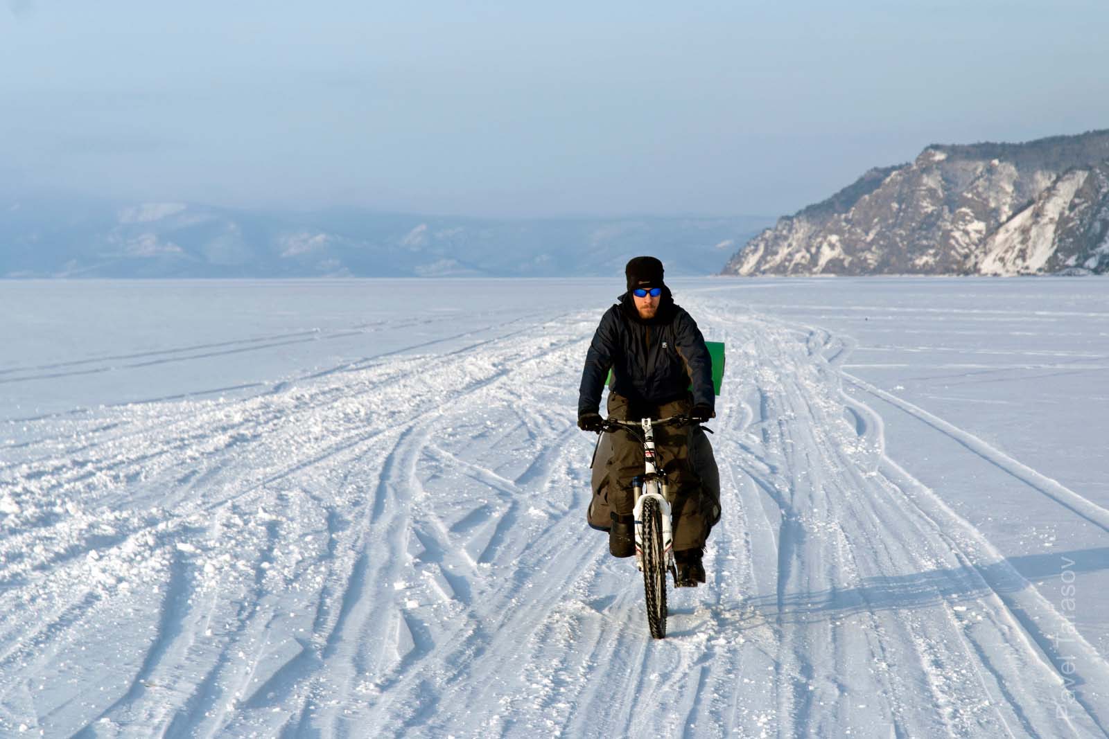 Зимник, прокатанный по льду, едется довольно неплохо