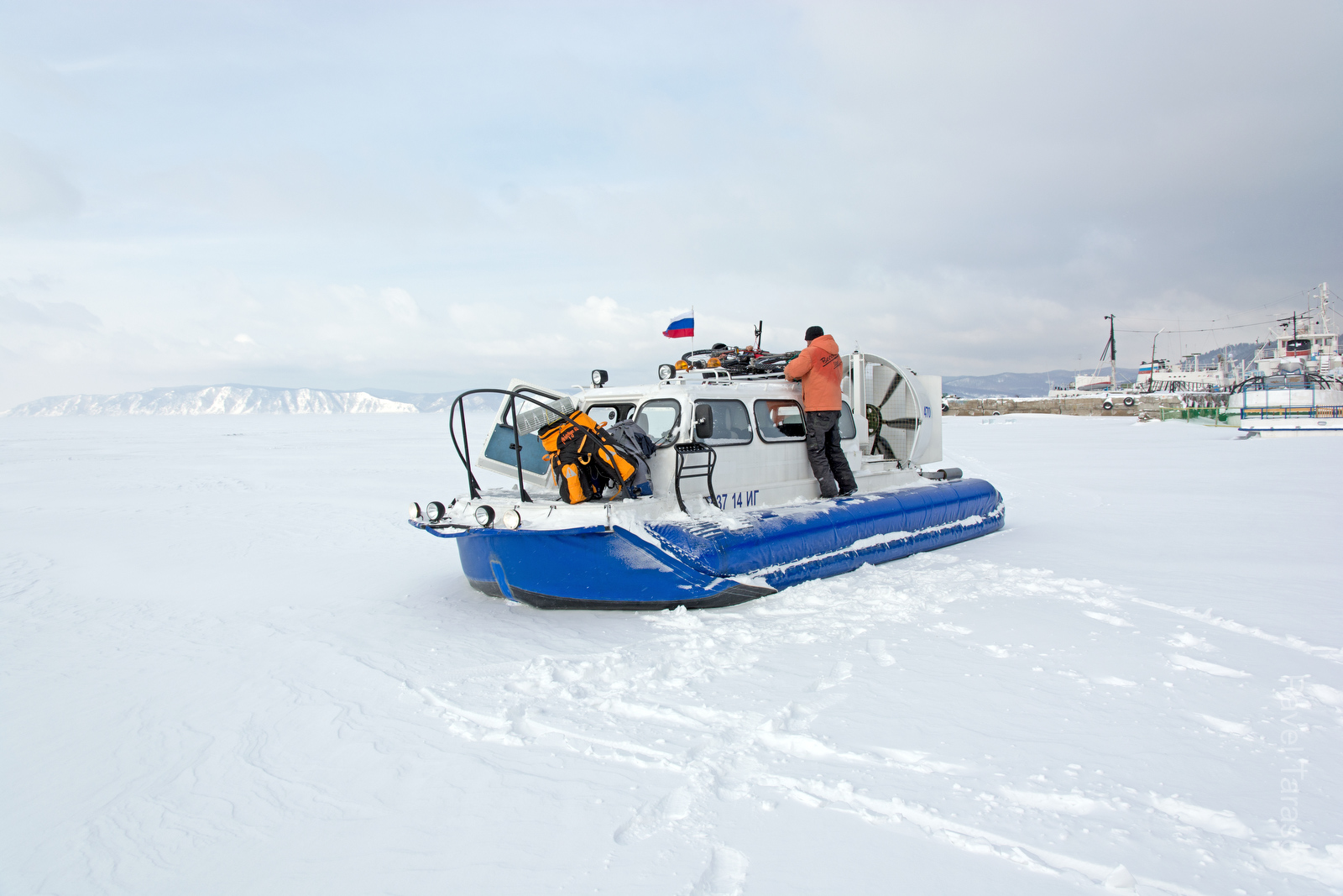 Нам надоело пехать и 10 км из Листвянки доехали на Хивусе