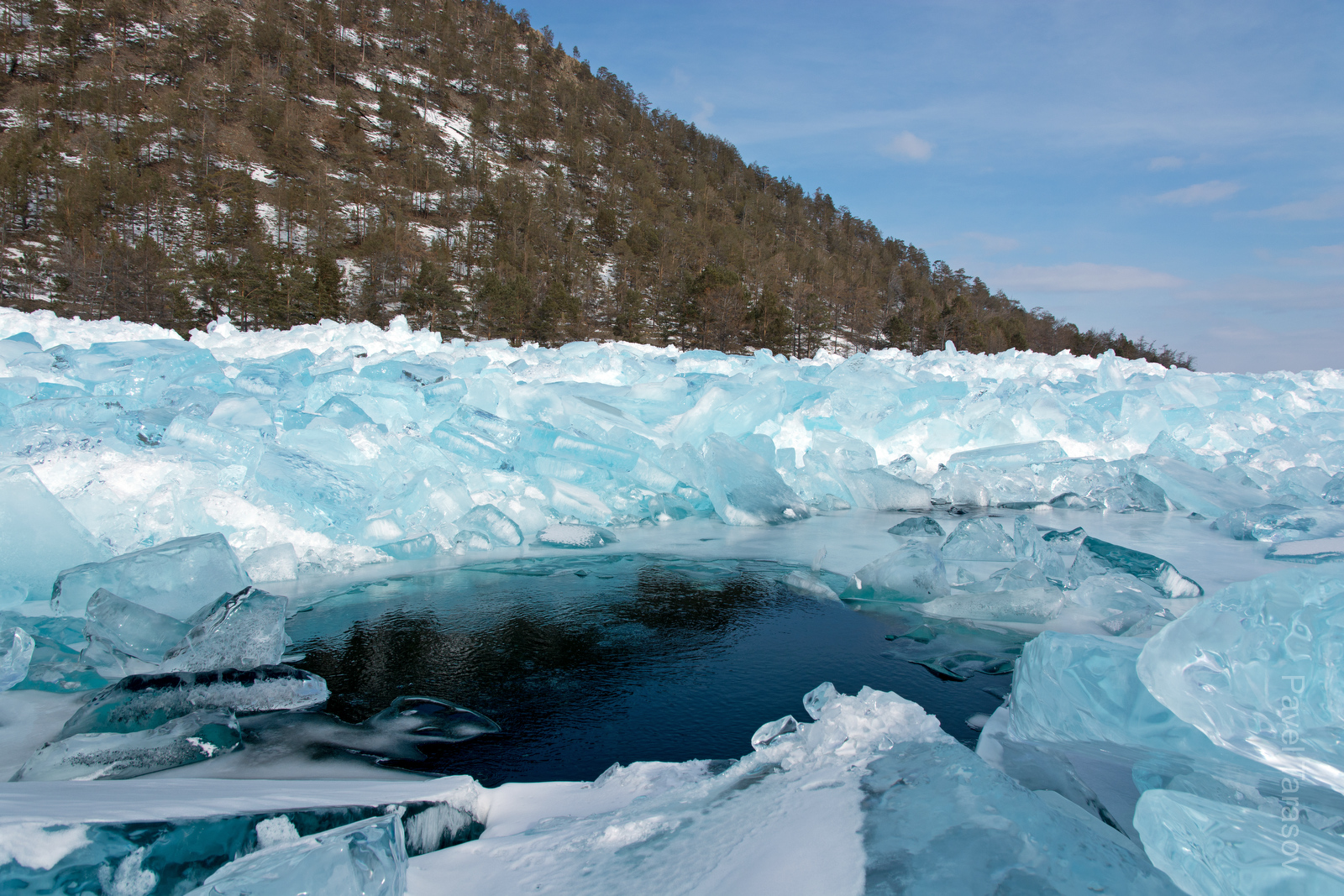 Внезапно на мысе Ухан мы в торосах ношли источник - озерцо, которое булькало и не замерзало. Было безумно красиво!