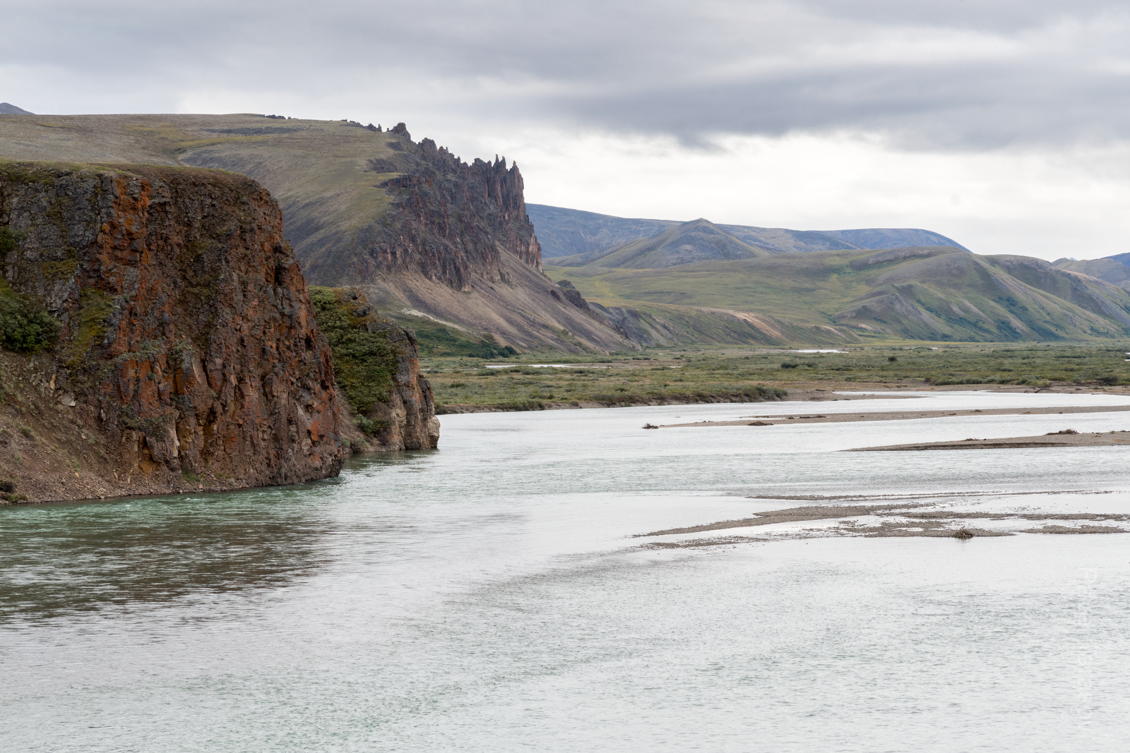 Такими скальными выступами нас встречает поворот с "хорошей" дороги Певек-Билибино в сторону Эгвекинота
