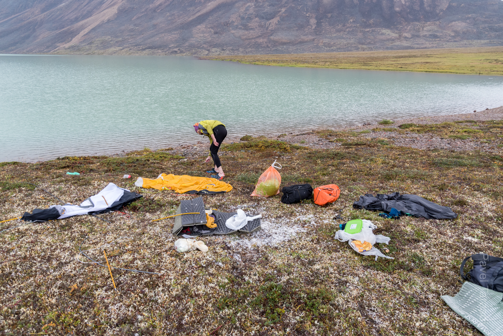 Пока мы ходили радиалку сбоку в нашу палатку зашел медведь. То, что вы видите белое на замле - не снег, а пух из спальника Макса