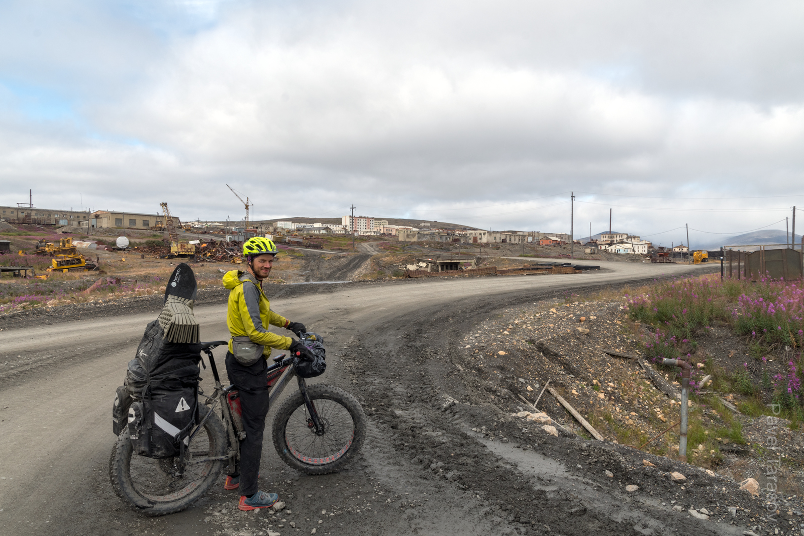 Один из самых больших заброшенных поселков Чукотки. На окраине все еще действует золотодобывающая артель