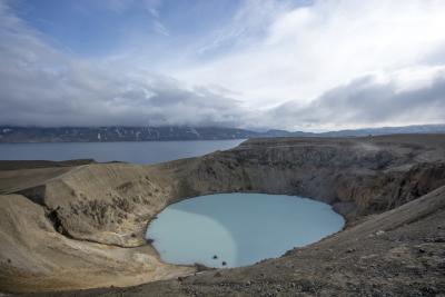 Аскья и маленький горячий кратер