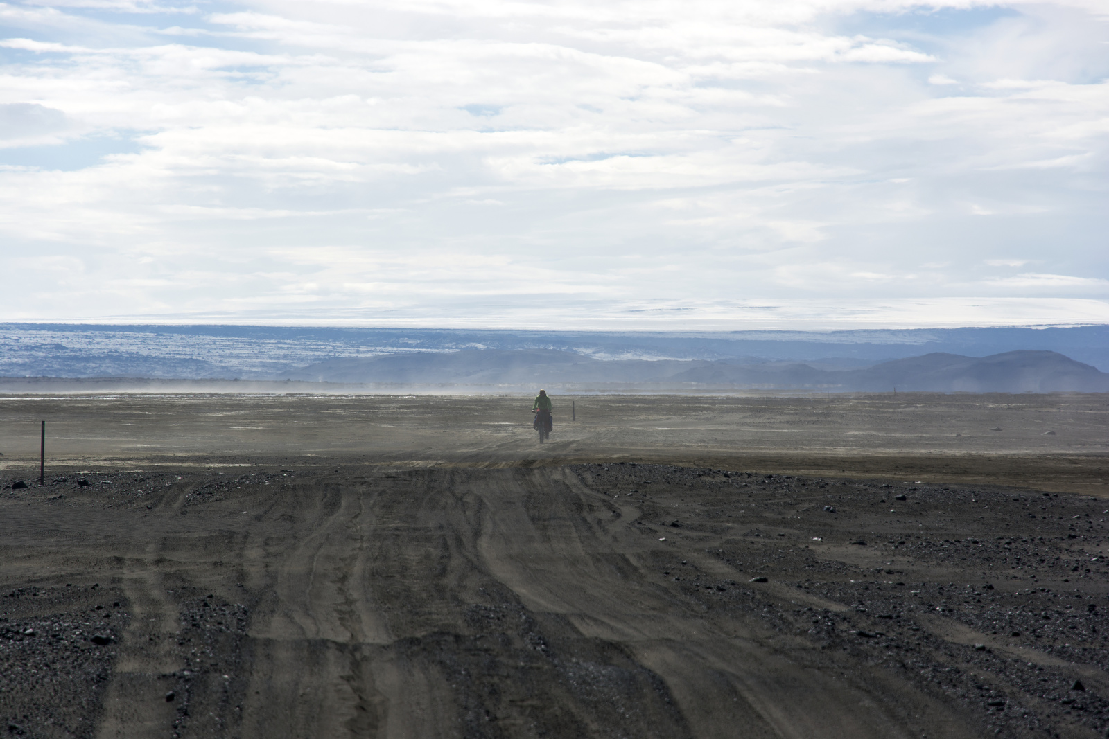 А здесь мы попали в пустыню из черного лавого песка. В начале еще можно было кое-как ехать, потом это стало нереально