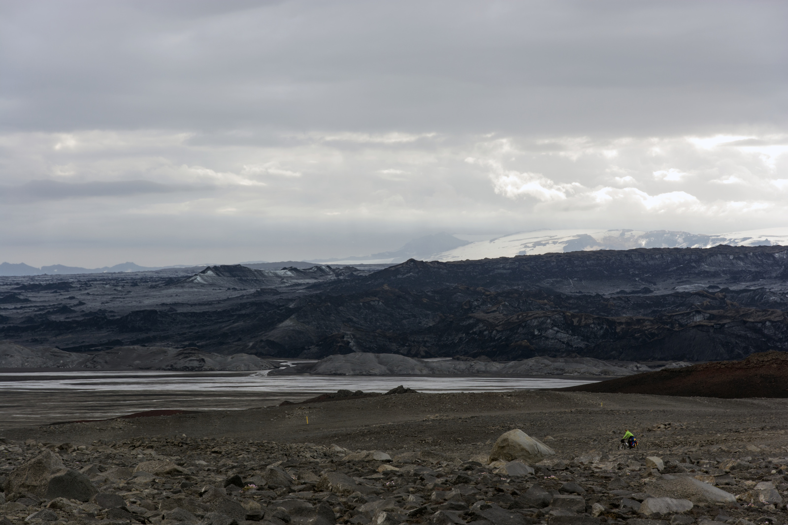 Когда ледник начинает таять под лучами солнца, лавовая пустыня под ним заливается водой. Машины и умные люди проскакивают посуху, мы же как всегда..