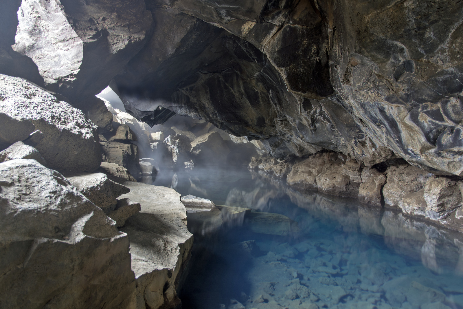 Раньше здесь можно было купаться. Сейчас температура стала слишком высокой