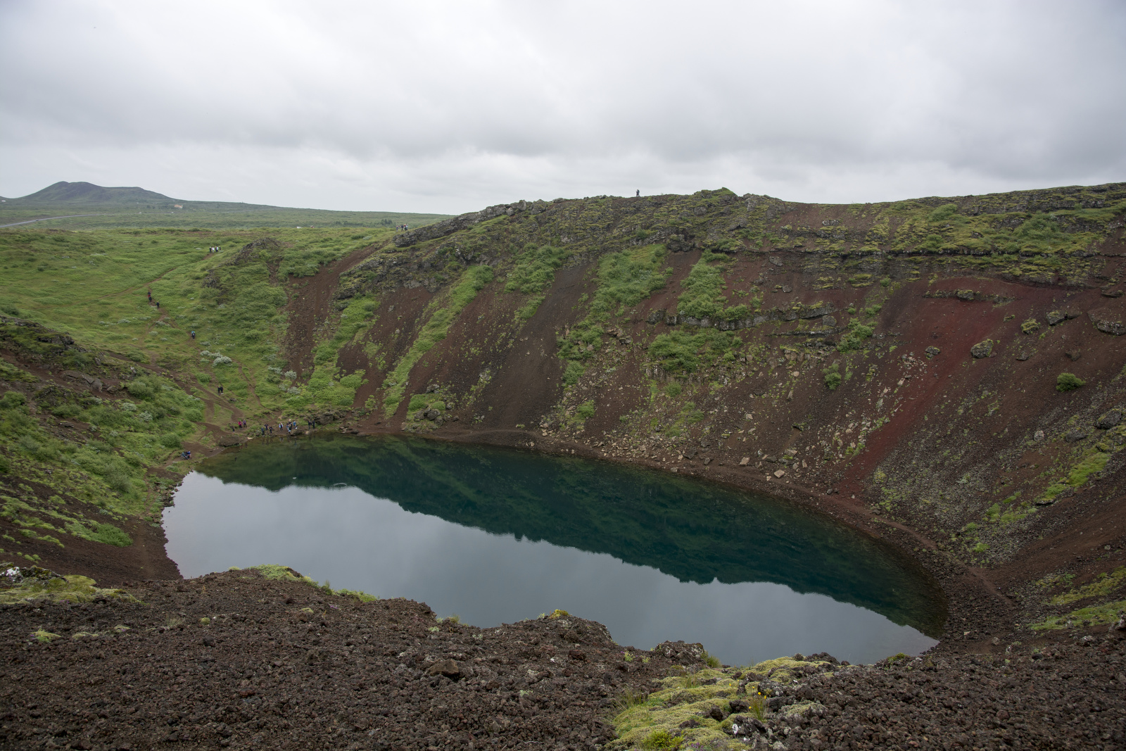 Кратер Керид первый вулкан, который мы увидели. Дорога на Гейзер проходит в 50 метров от него
