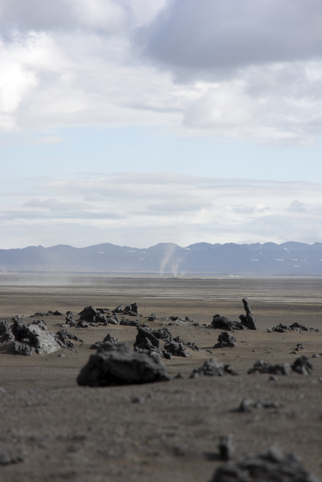 В лавовой пустыни ходили торнадо и маленькие песчаные бури. Иногда они накрывали нас, и песок еще долго скрипел на зубах