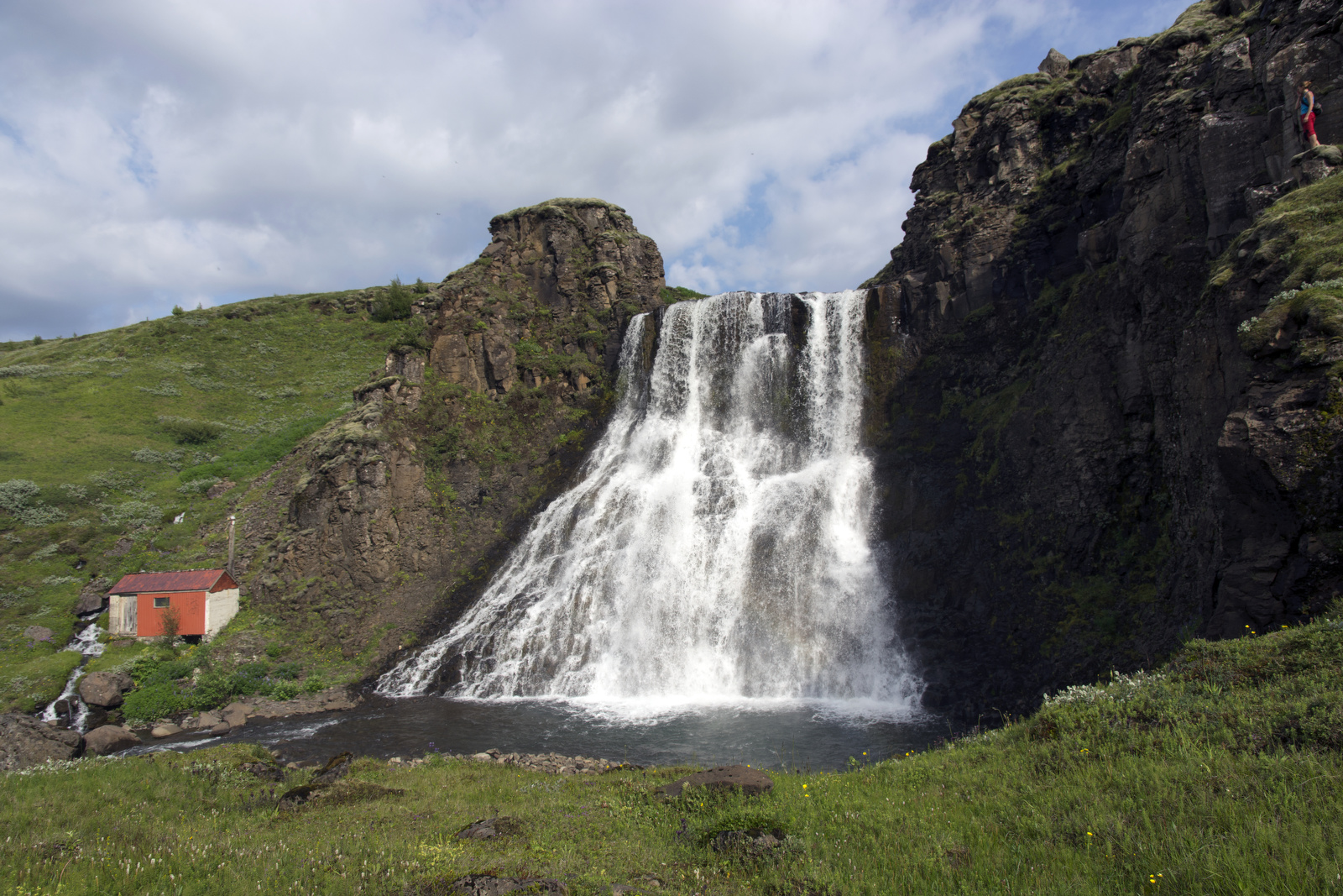 Маленький водопадик около чьего-то домика