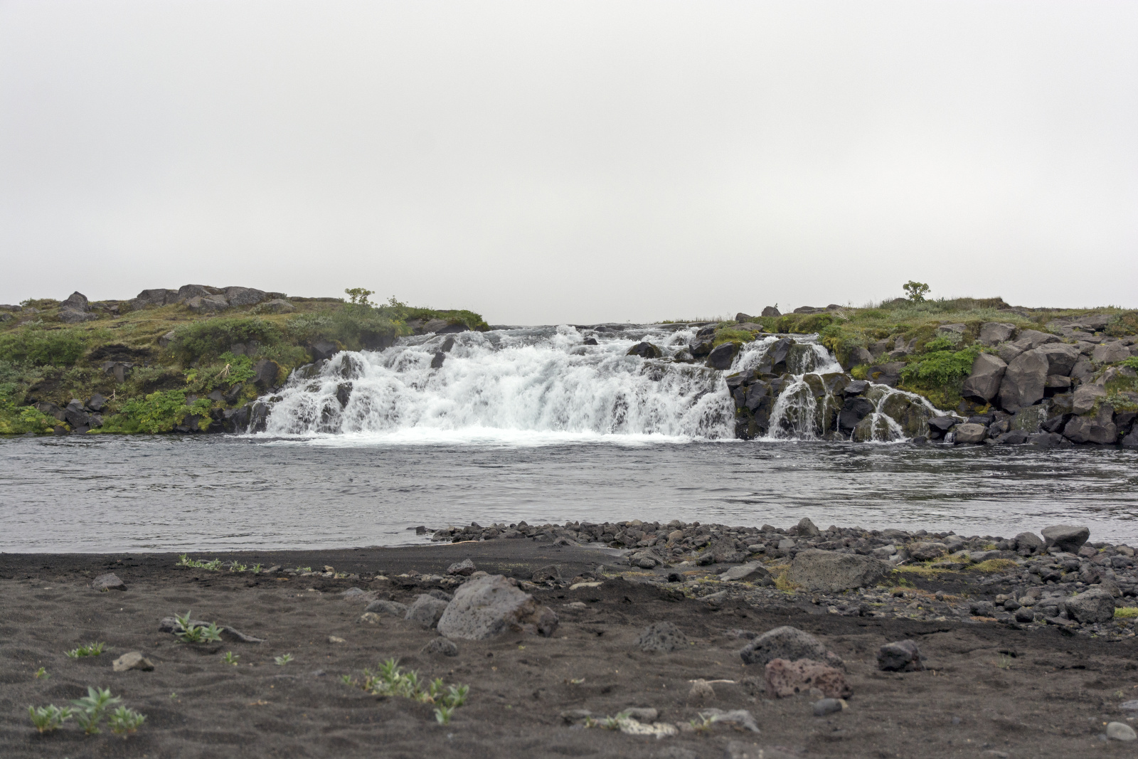 Единственный оазис на дороге F88. Здесь очень удобное место для ночевки
