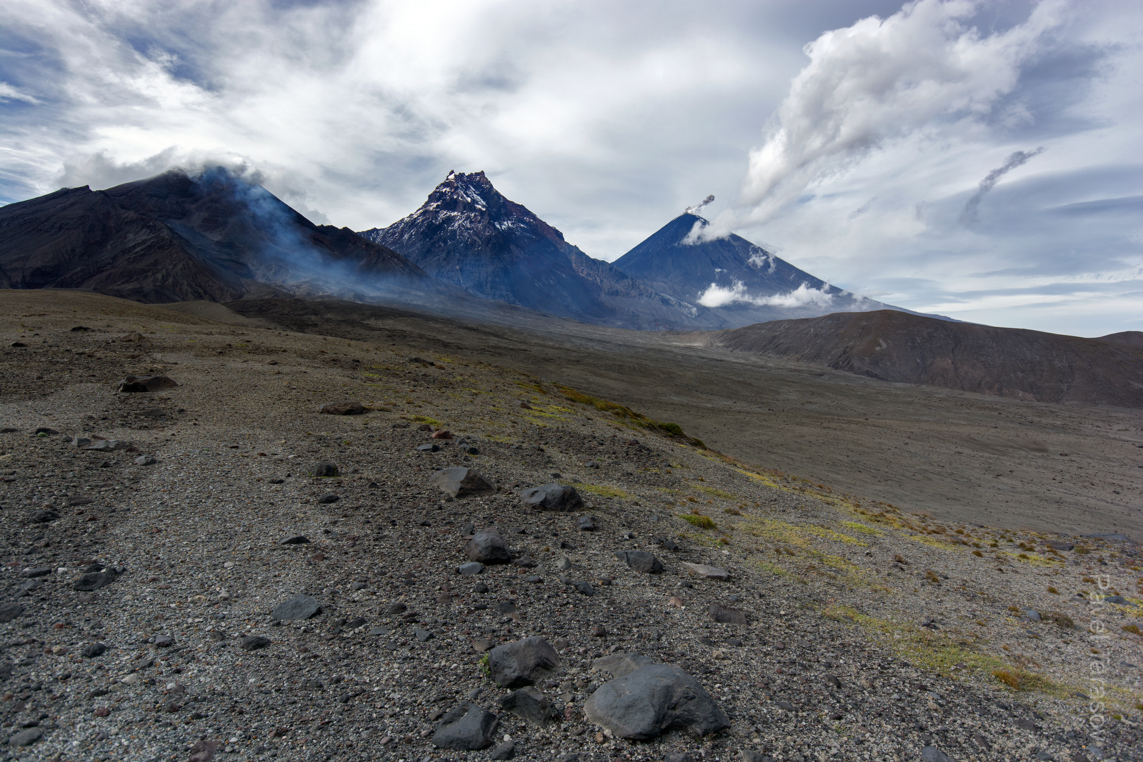 Слева направо: Безымянный, Камень, Ключевская. Безымянный и Ключевская извергаются