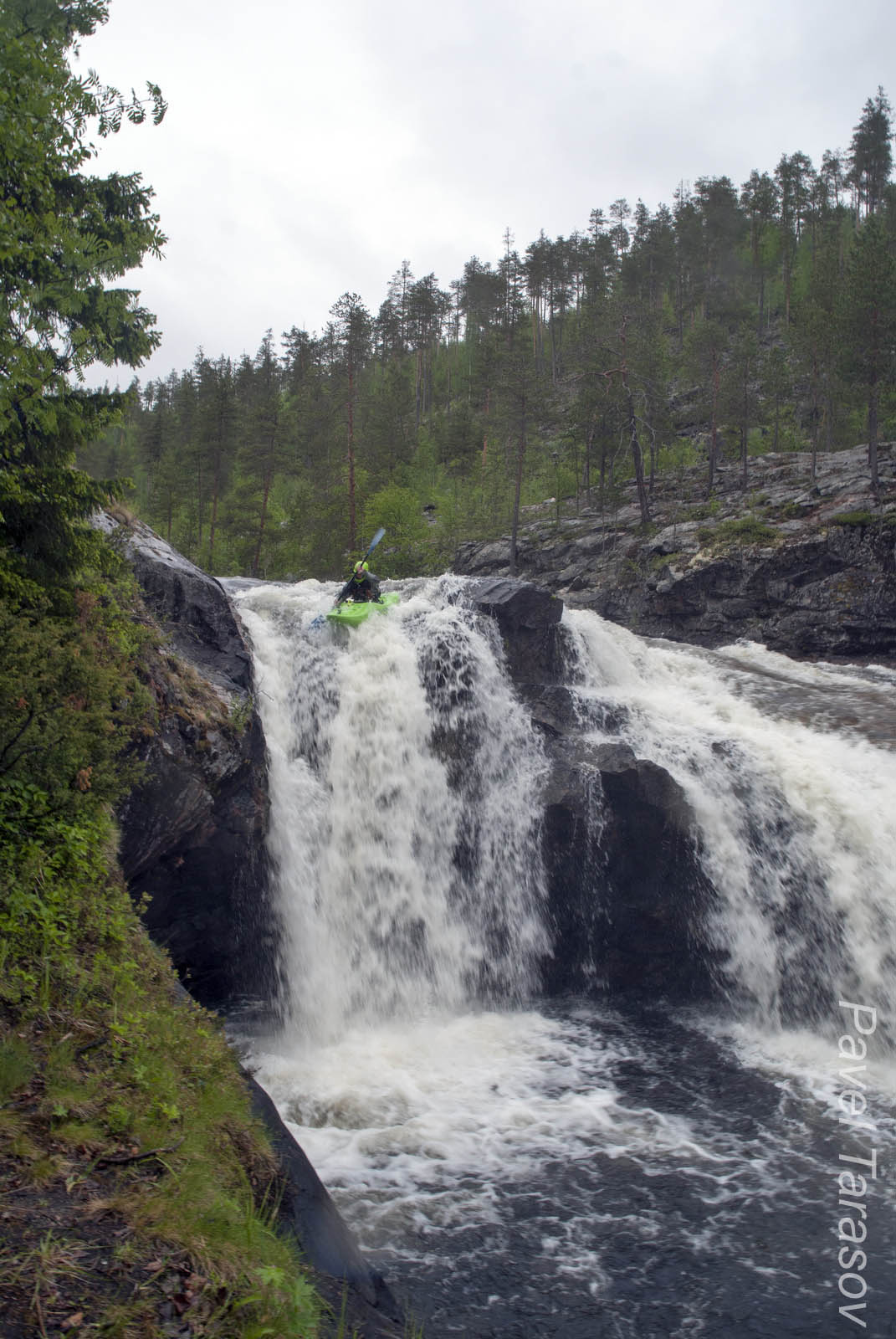 Серега - единственный кто прыгнул с водопада, остальные не стали выскребываться по камням