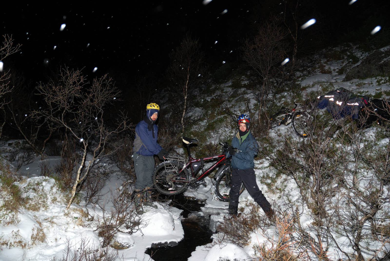 Хорошую полянку для стоянки нашли на холмике, к которому надо было пройти через ручей