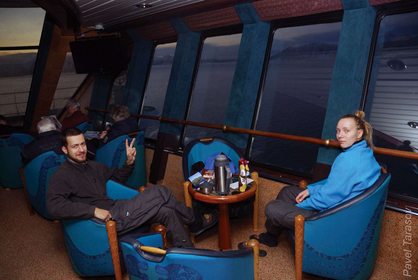 Верхняя палуба парома стеклянная, сделана специально, что бы пожилые европейцы (а на пароме почти все именно такие) могли с комфортом озирать окрестности. Мы же там жили - ели и спали.