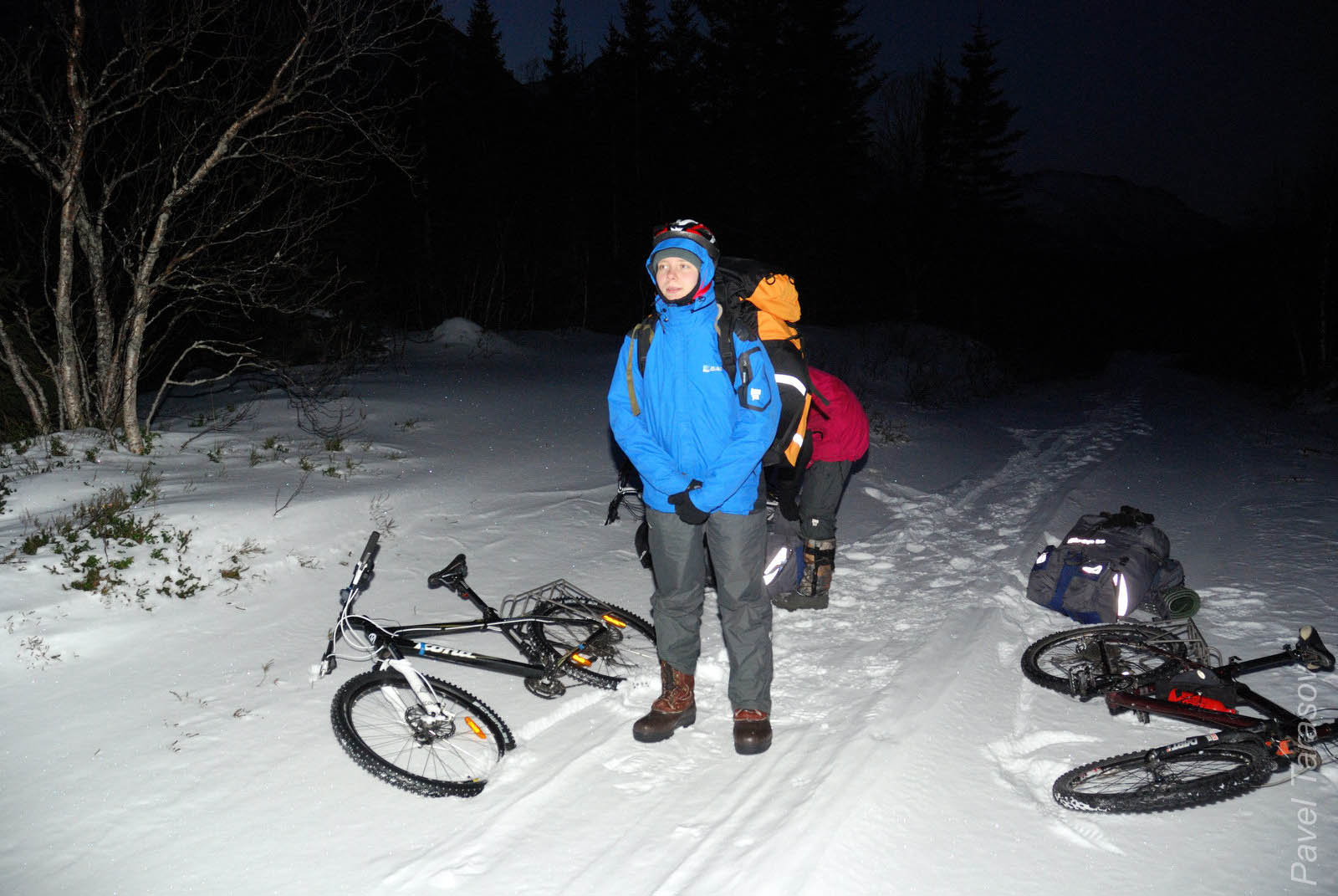 Дорогу на перевал, к сожалению, не почистили. Зато на ней был относительно свежий след от снегохода, идти было не очень сложно и интересно
