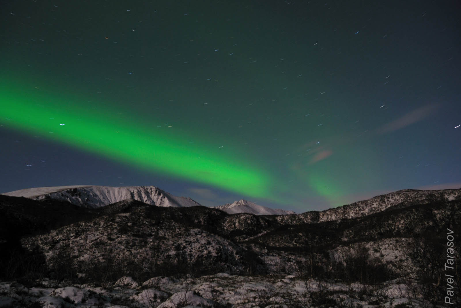 С полянки, где мы обосновались на ночлег, открывался замечательный вид на горы, подсвеченные северным сиянием