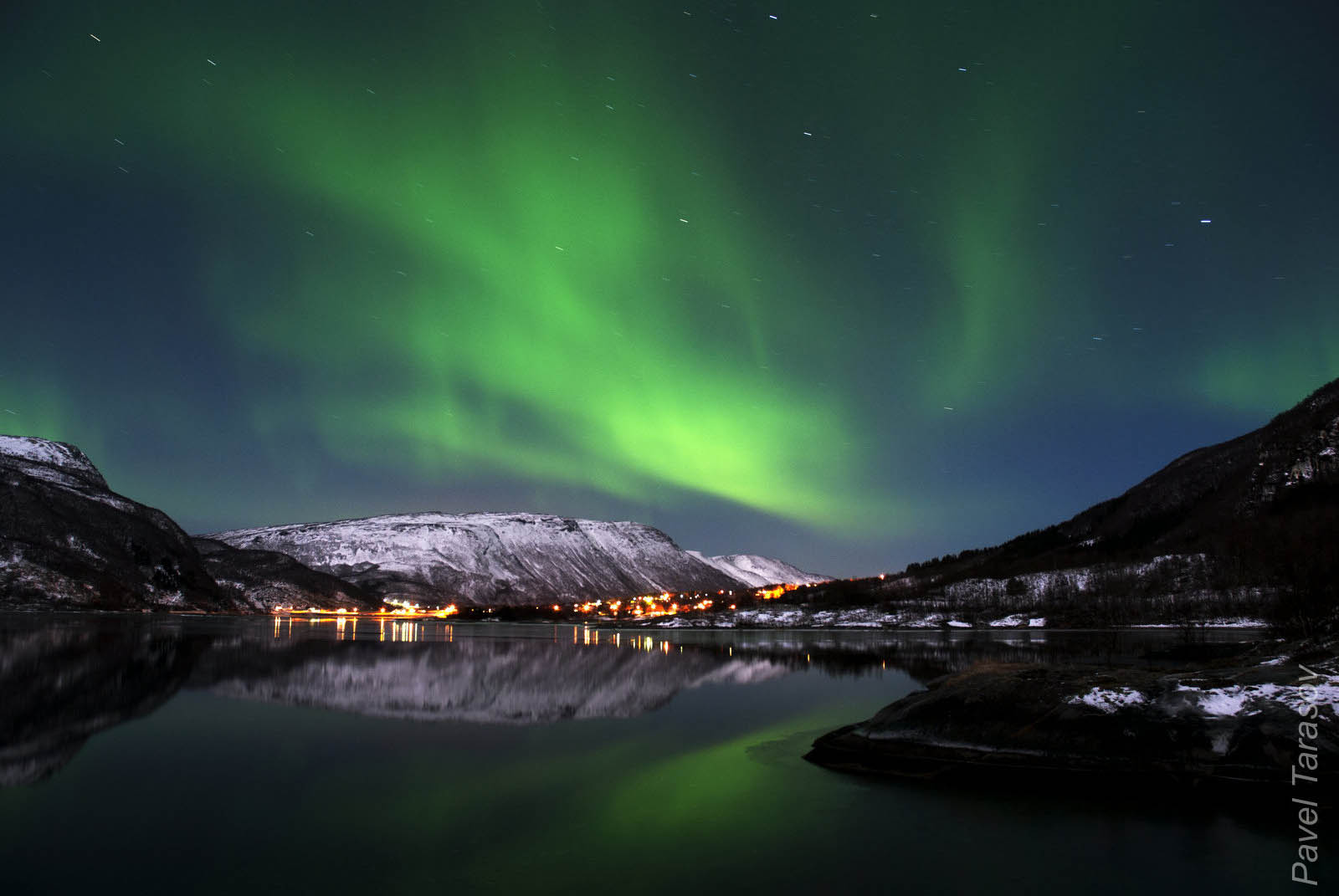 Сияние очень быстро меняет свои очертания. То что снято здесь - траектория смены света где-то за две минуты