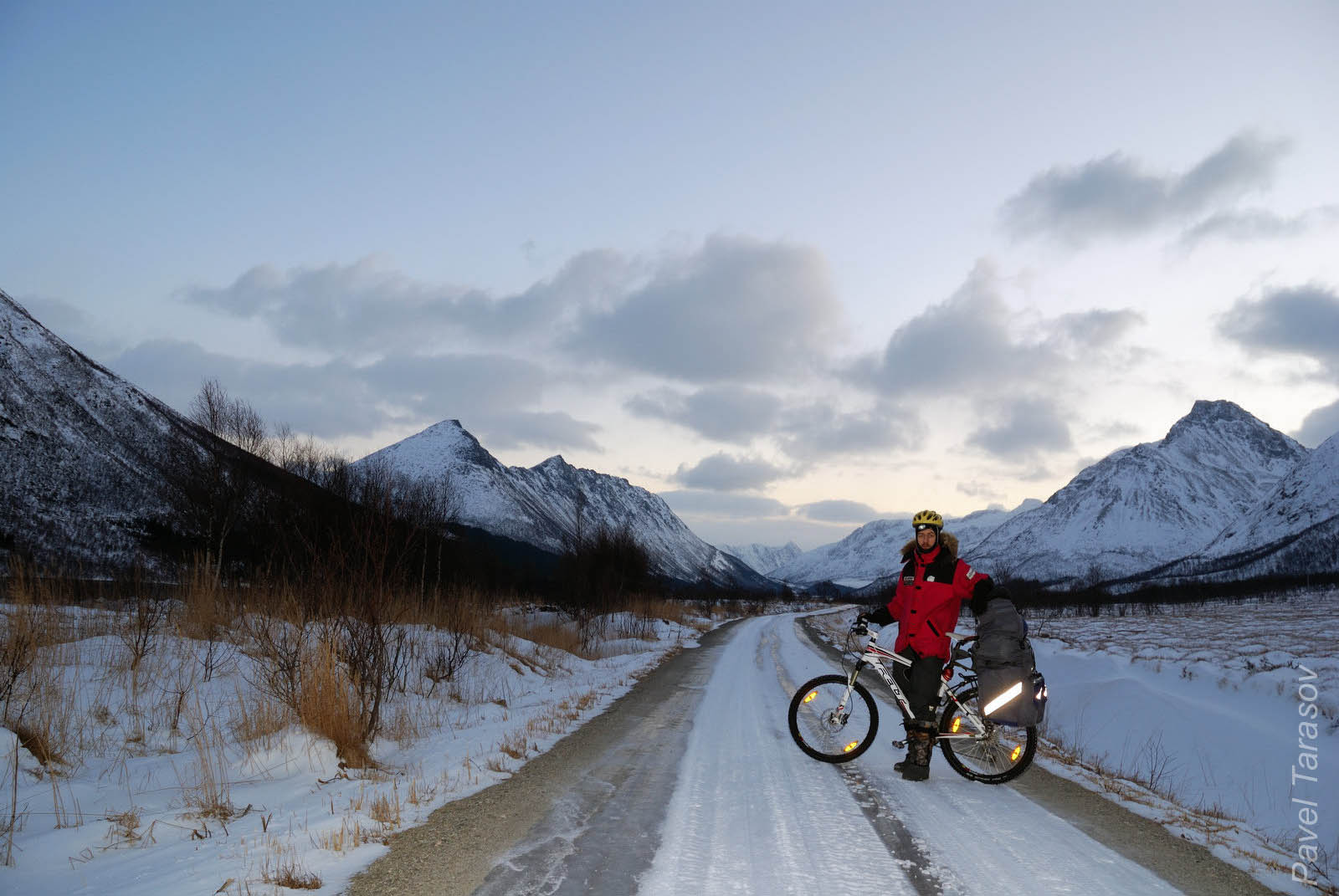 Аккуратно прочищенная и укатанная дорога вдоль горного озера - мечта зимнего велотуриста