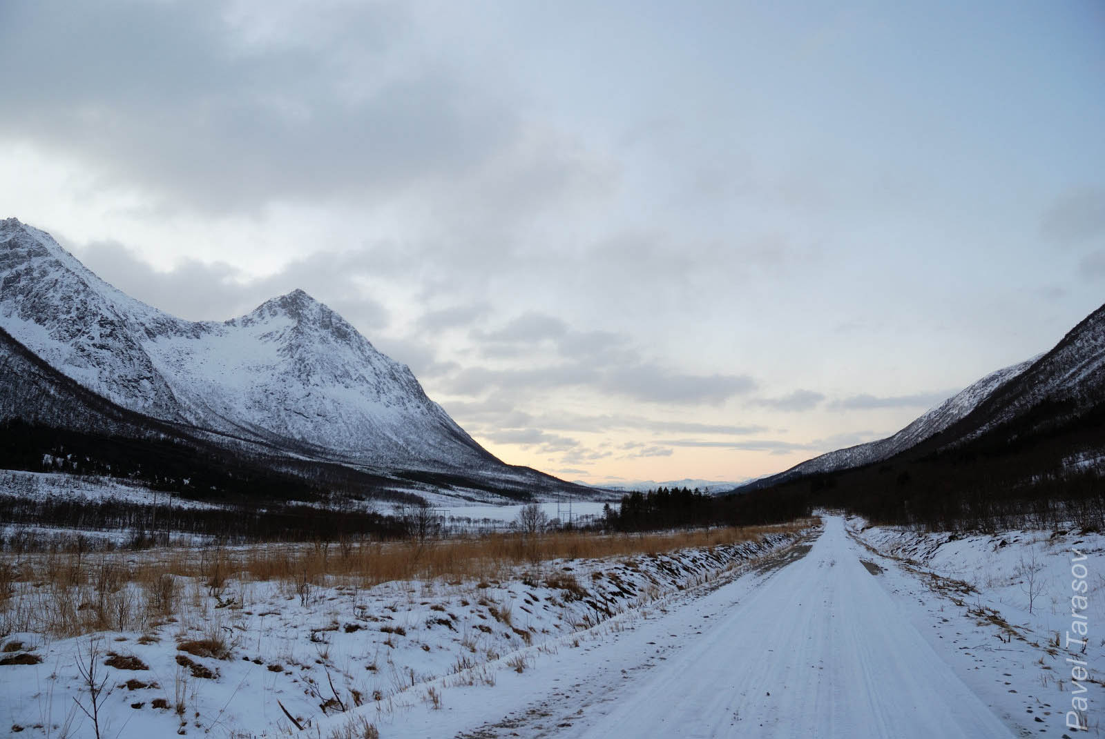 В один момент мы решили проехать по грунтовке через перевал. Не все же ехать по асфальту!