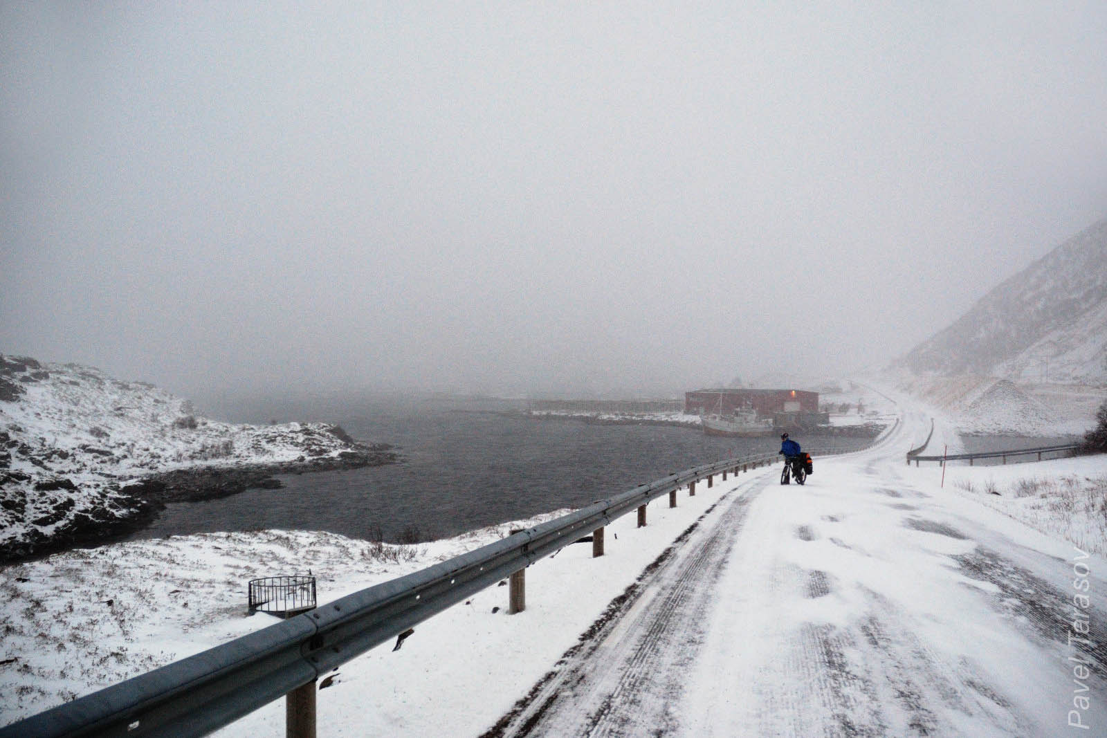 Первого января нас застал настоящий буран. Ветер в морду почти не дает ехать, на мостах сдувает в бок и прячет красоты за белой пеленой.