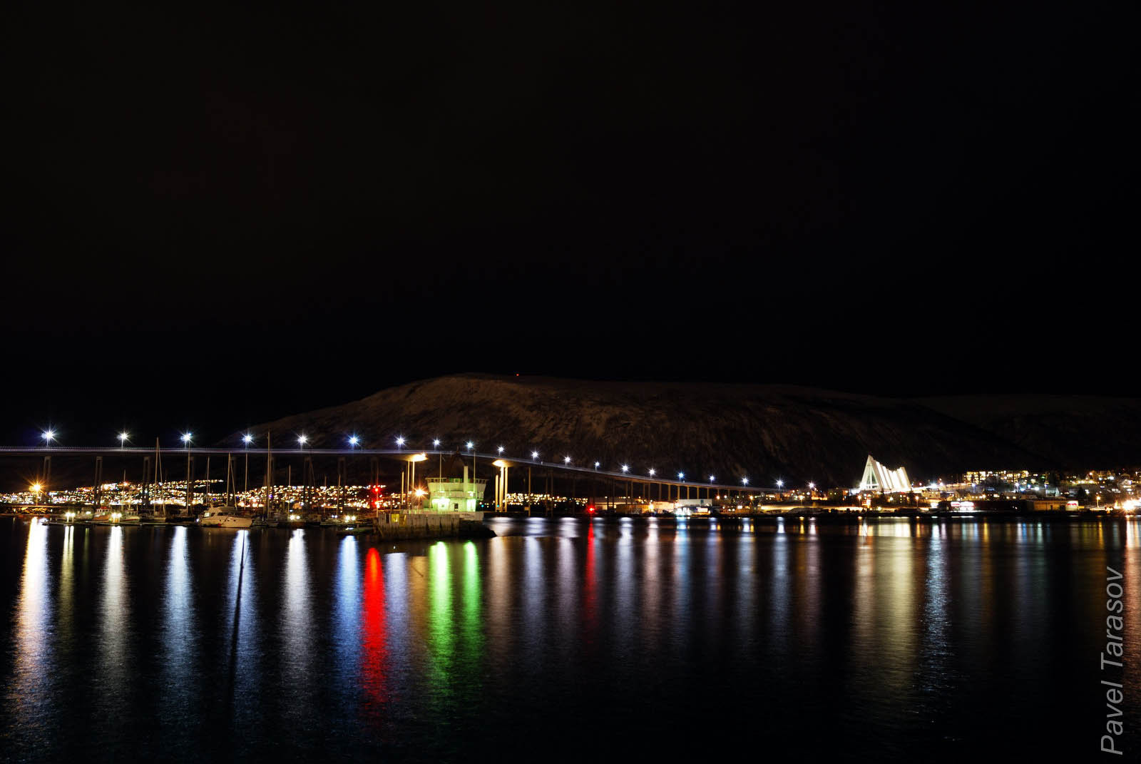 Тромсо - самый крупный город северной Норвегии. Находится на острове и связан с материком вот таким мостом.