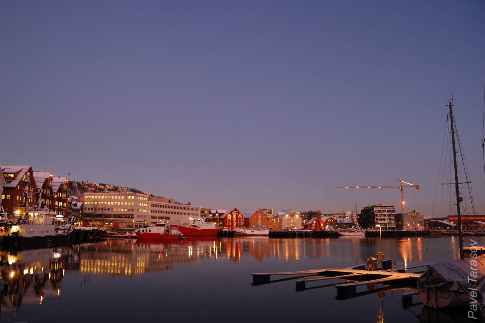 Бухта Тромсо, при полном отсутствии народа и мягком рассветном свете
