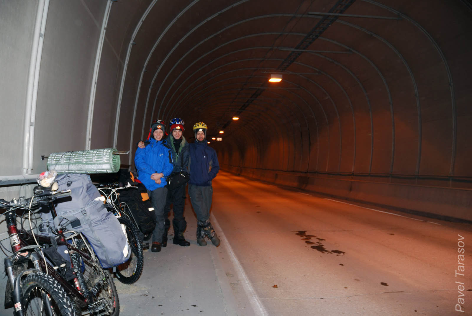 Туннель между островами. Выглядит он как будто ровный, а на деле очень серьезный подъем и спуск, ехать страшно, но легко разогнаться за 50 даже с вело-рюкзаком.