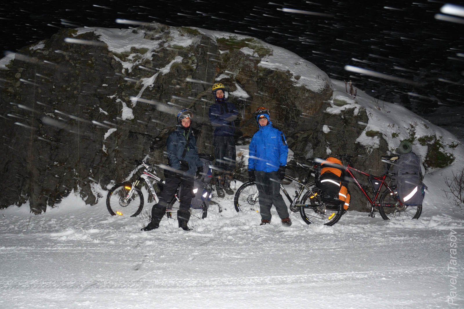 От бурана можно спрятаться за скалой, хоть недолго отдохнуть. Снег залепляет глаза, если ехать без маски, а в маске полярной ночью ничего не видно