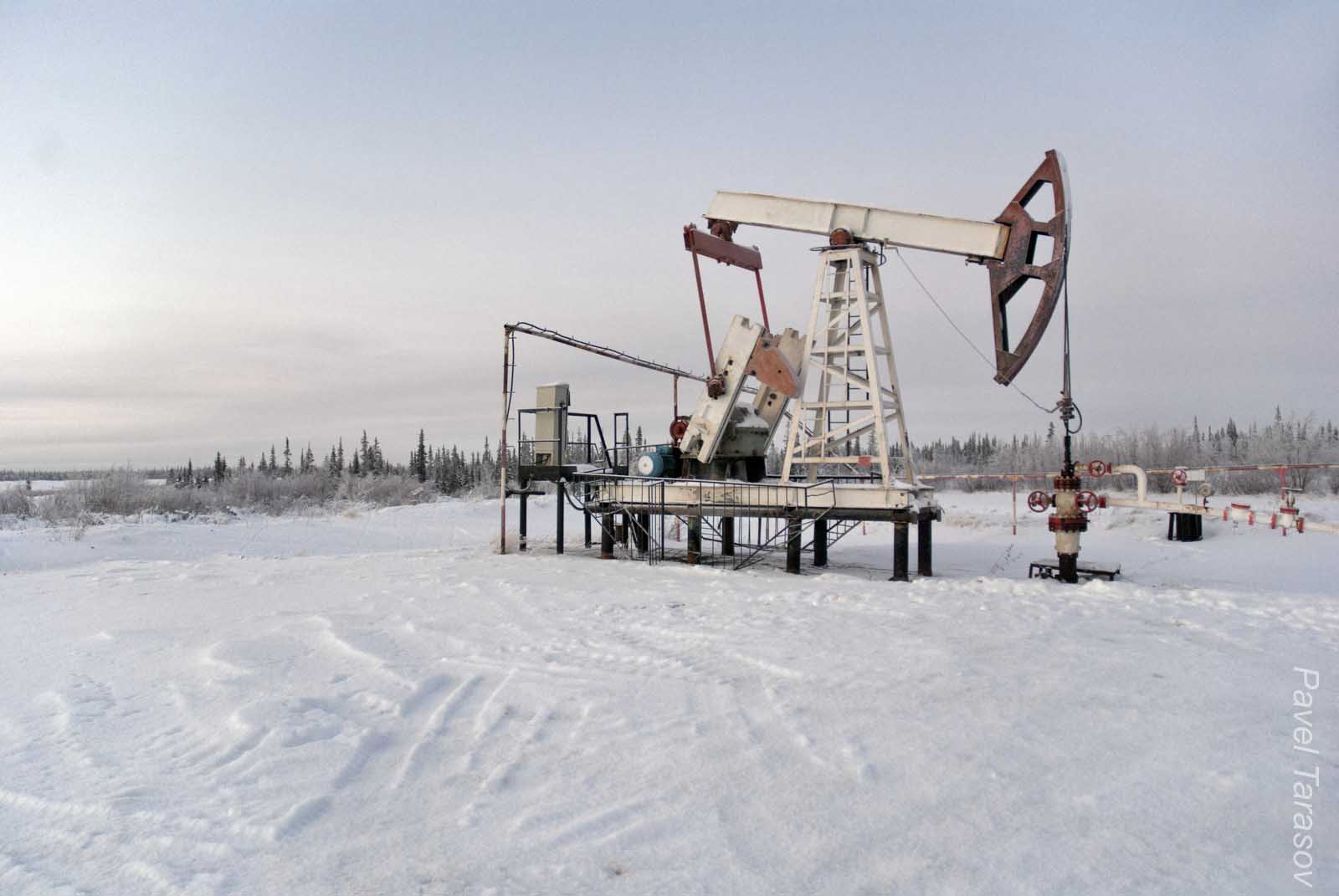 Нефтяная качалка стоит прямо на дороге,  без охраны