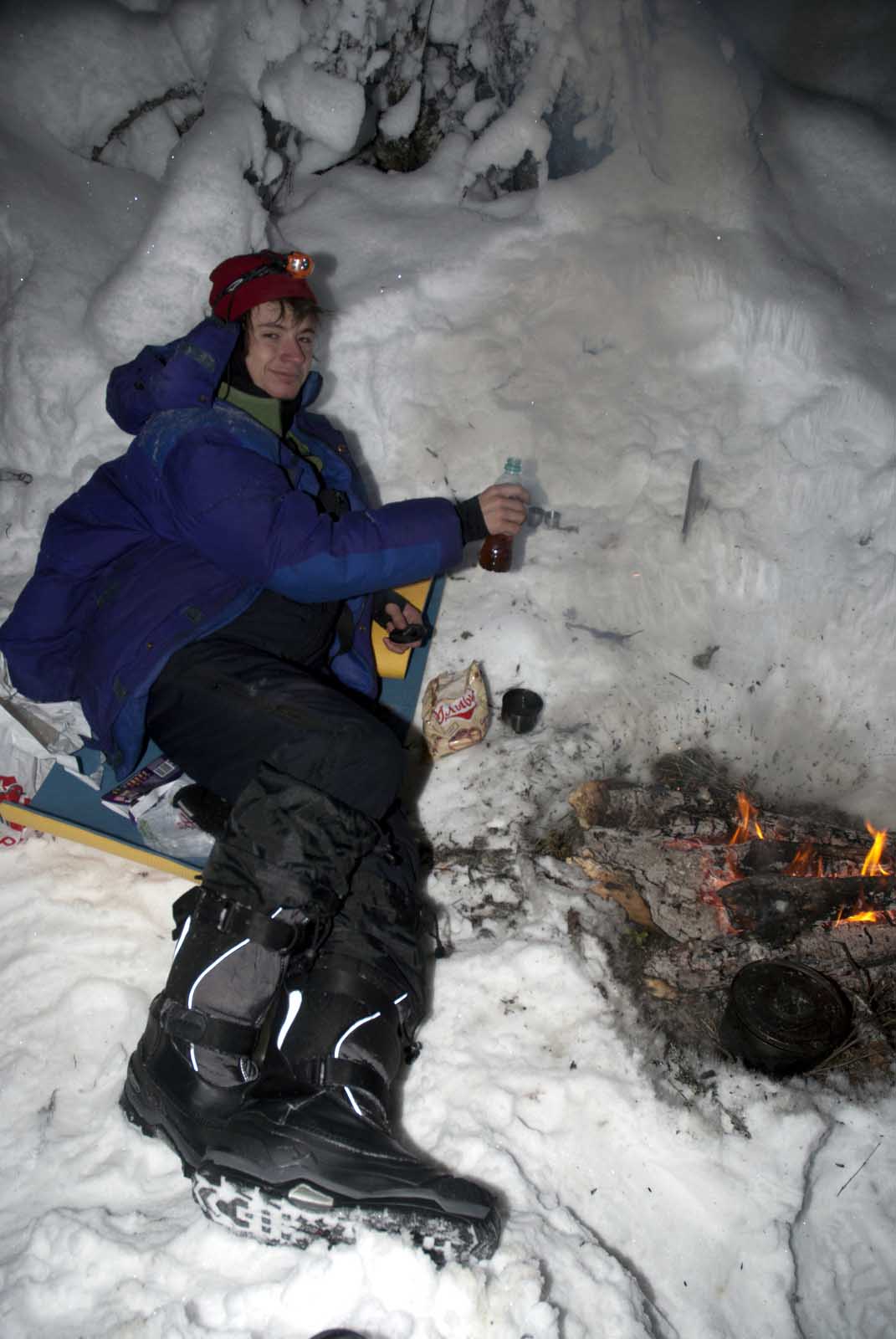 Разливаю коньяк по Суровым Стопкам - сувенир из Челябинска. На них герб - верблюд.