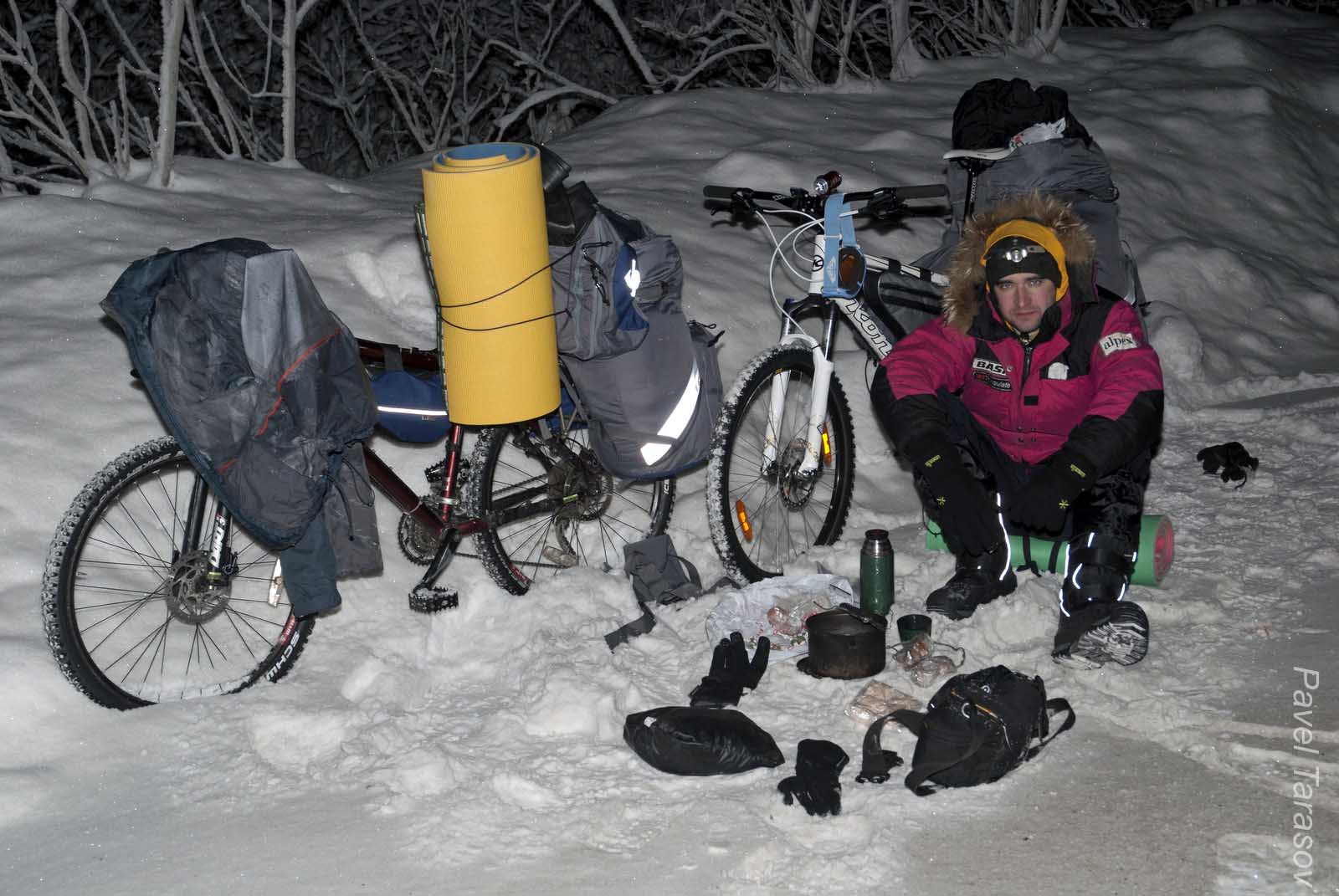 Примерно так выглядел наш обед. В кане едет еда, а чай сварен утром и едет в термосе.