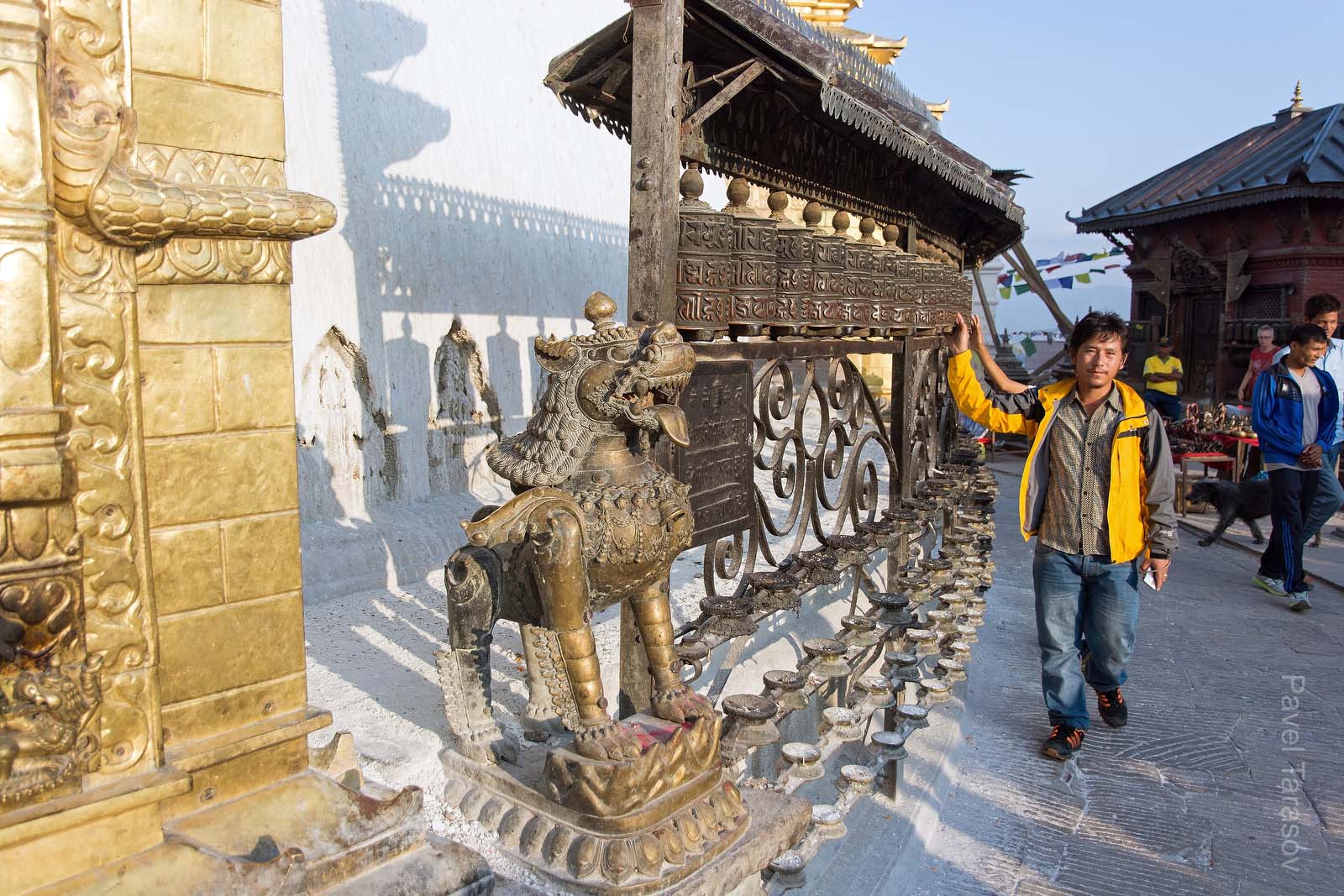 Молитвенные барабаны в Храме Обезьян. 