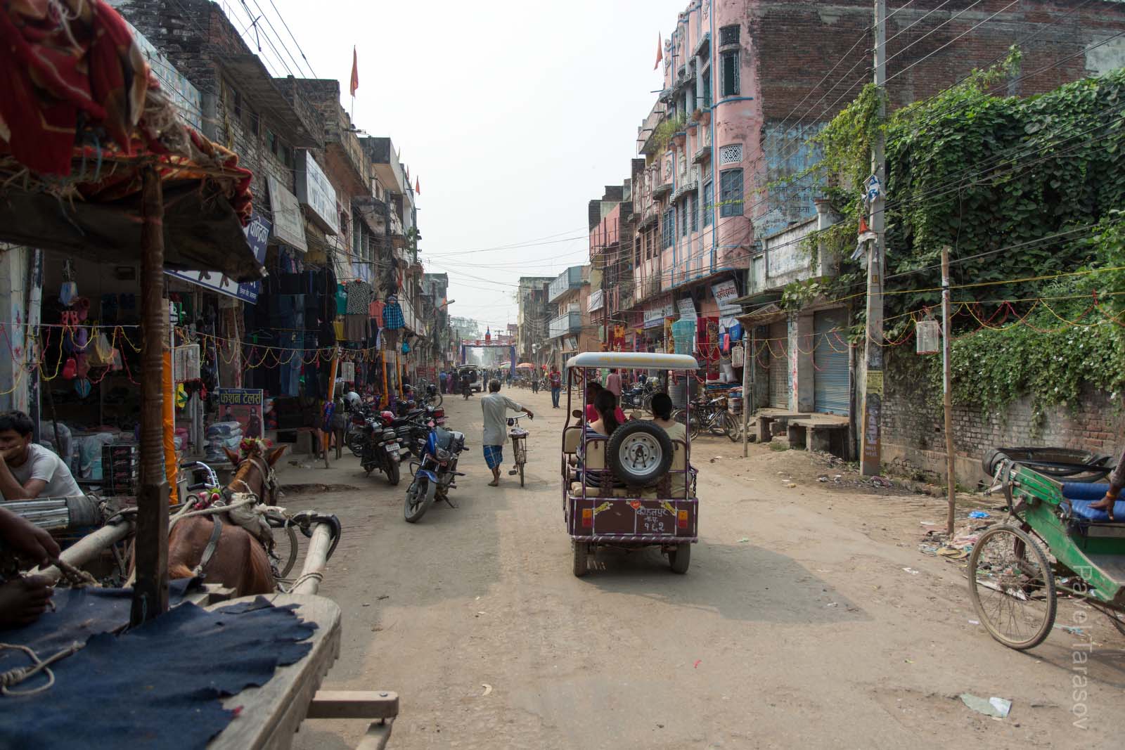 Непалганж - большой торговый город на границе Непала и Индии. Мы были единственными белыми людьми на улицах, а вид города напоминает фильмы про индийские трущобы.