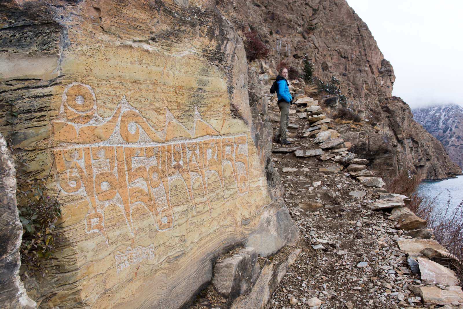Вдоль Рингмо идет дорога на Upper Dolpo Trek. А такие вырезанные мантры периодически встречаются на всех маршрутах