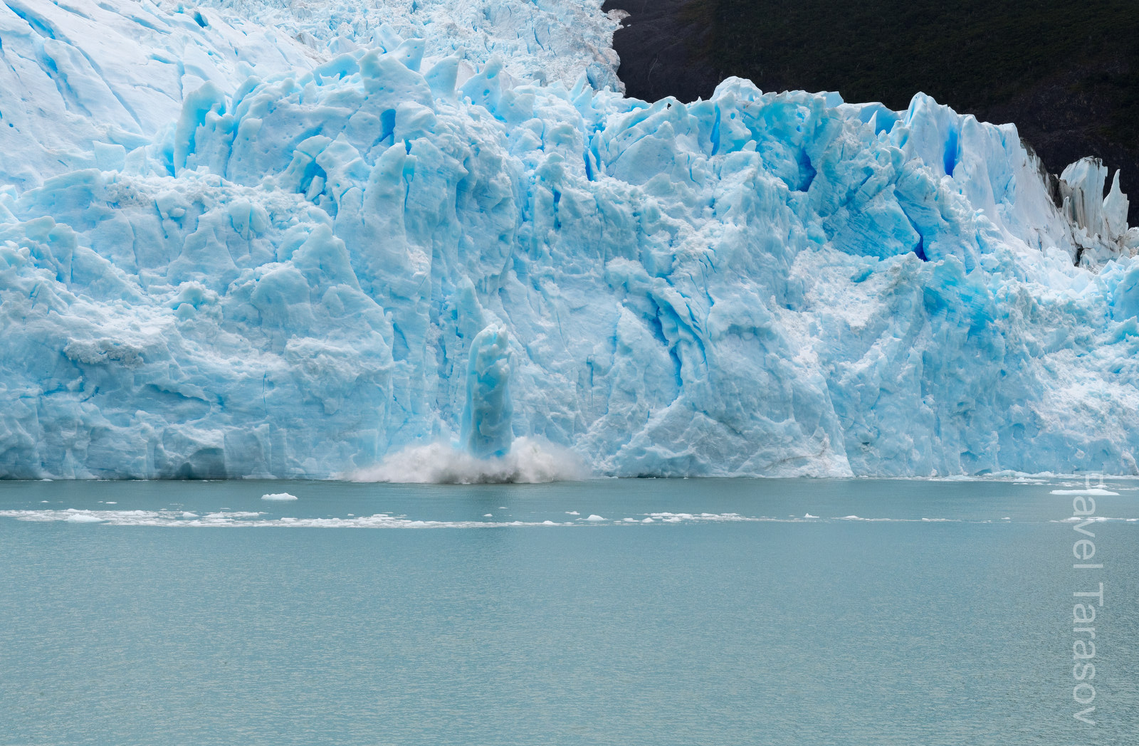 От El-Calafate можно (и нужно) взять экскурсию на лодочке к разным ледникам, очень круто смотрится, когда большие куски льда отваливаются и с грохотом падают в воду
