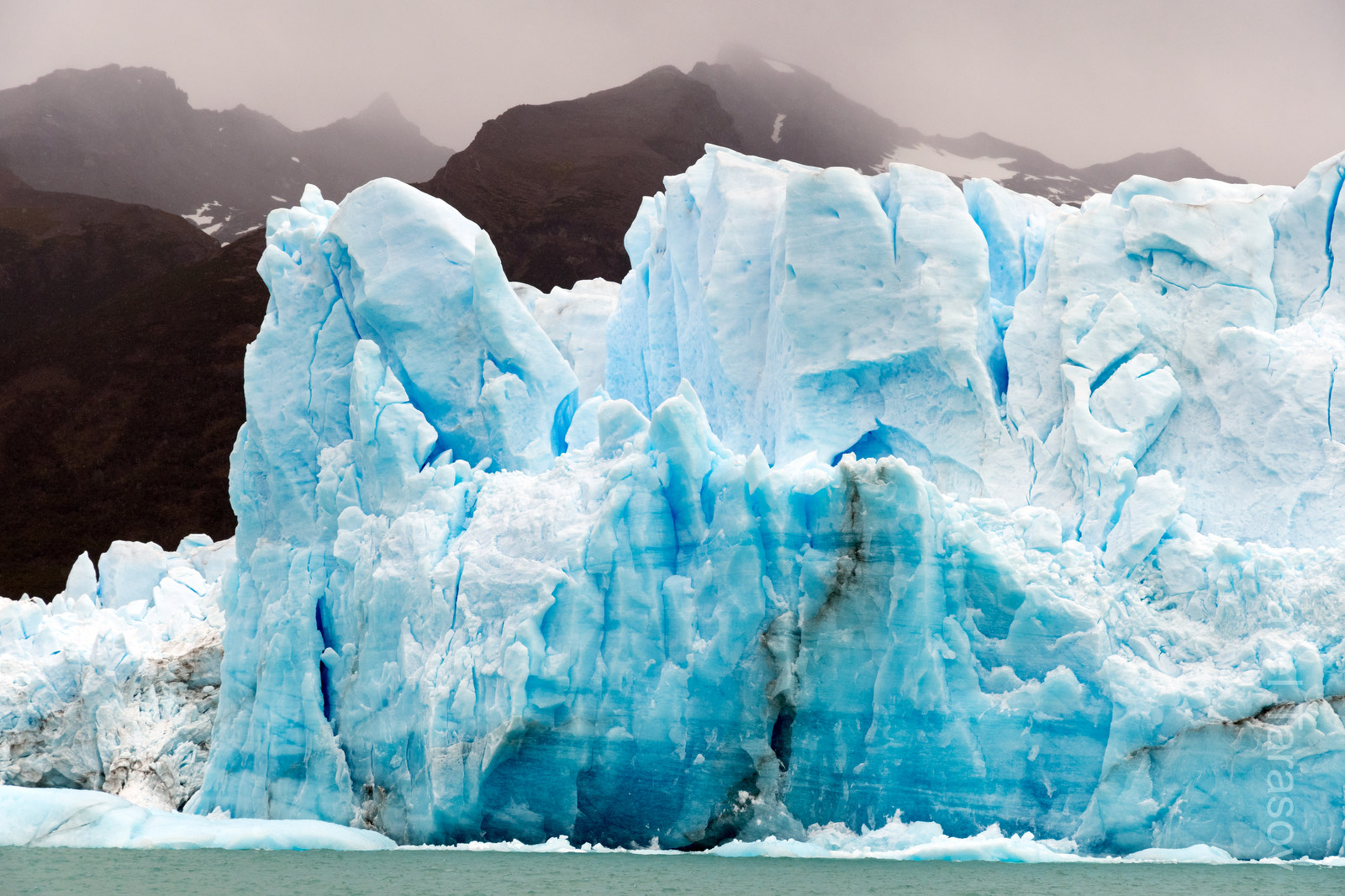 Экскурсионная лодочка с El-Calafate идет между льдинами - вид потрясающий)