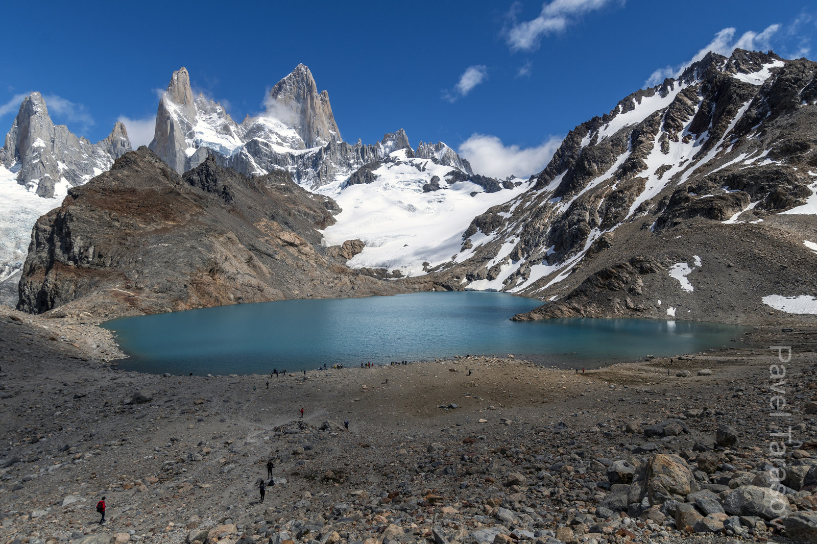 Днем на Lago De Los Tres под  Фитц-роем толпы туристов - в основном, те кто пришел на 1 день из El Chalten