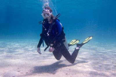 Сашка учится плавать