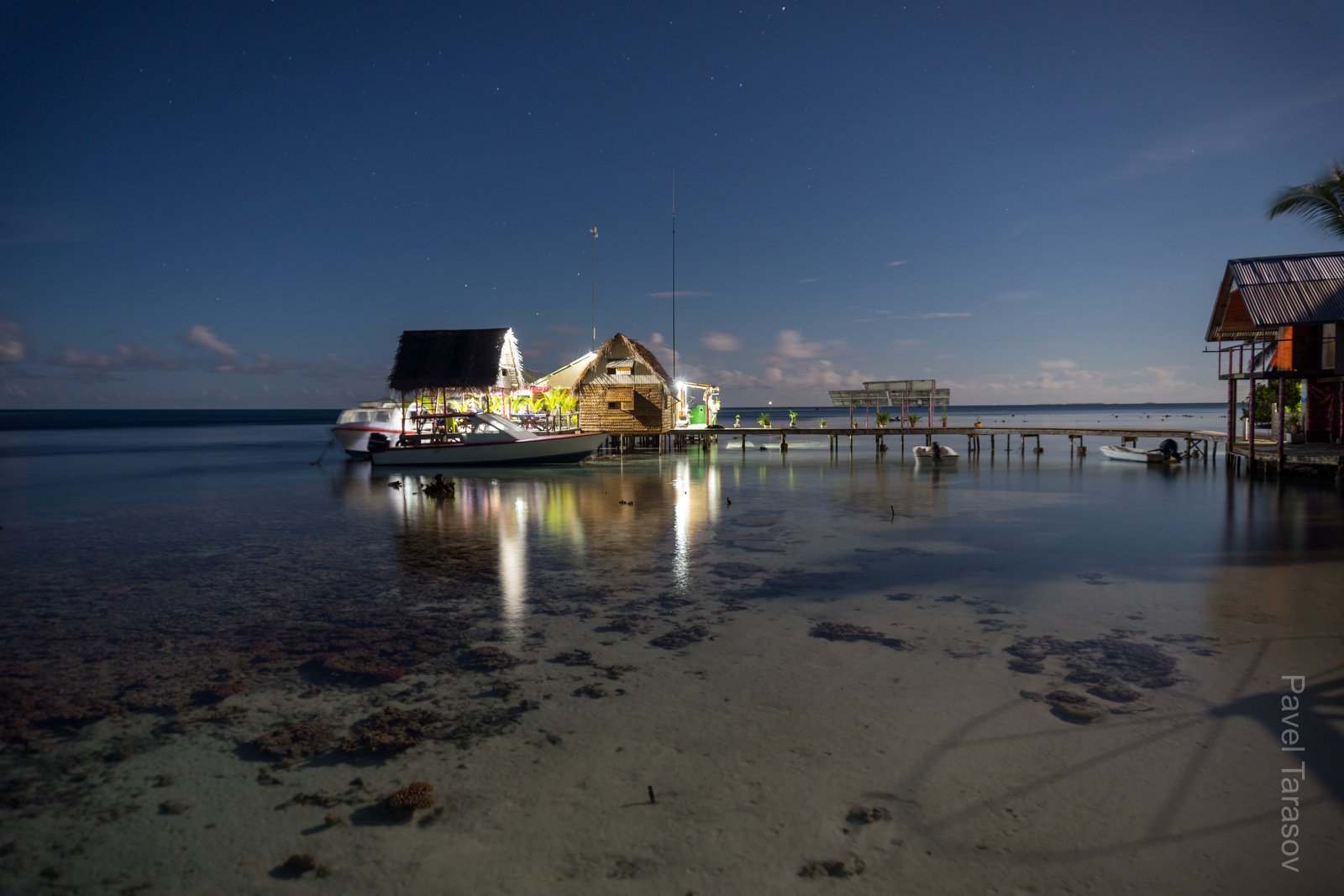 Ресторан отельчика в южном канале Факаравы