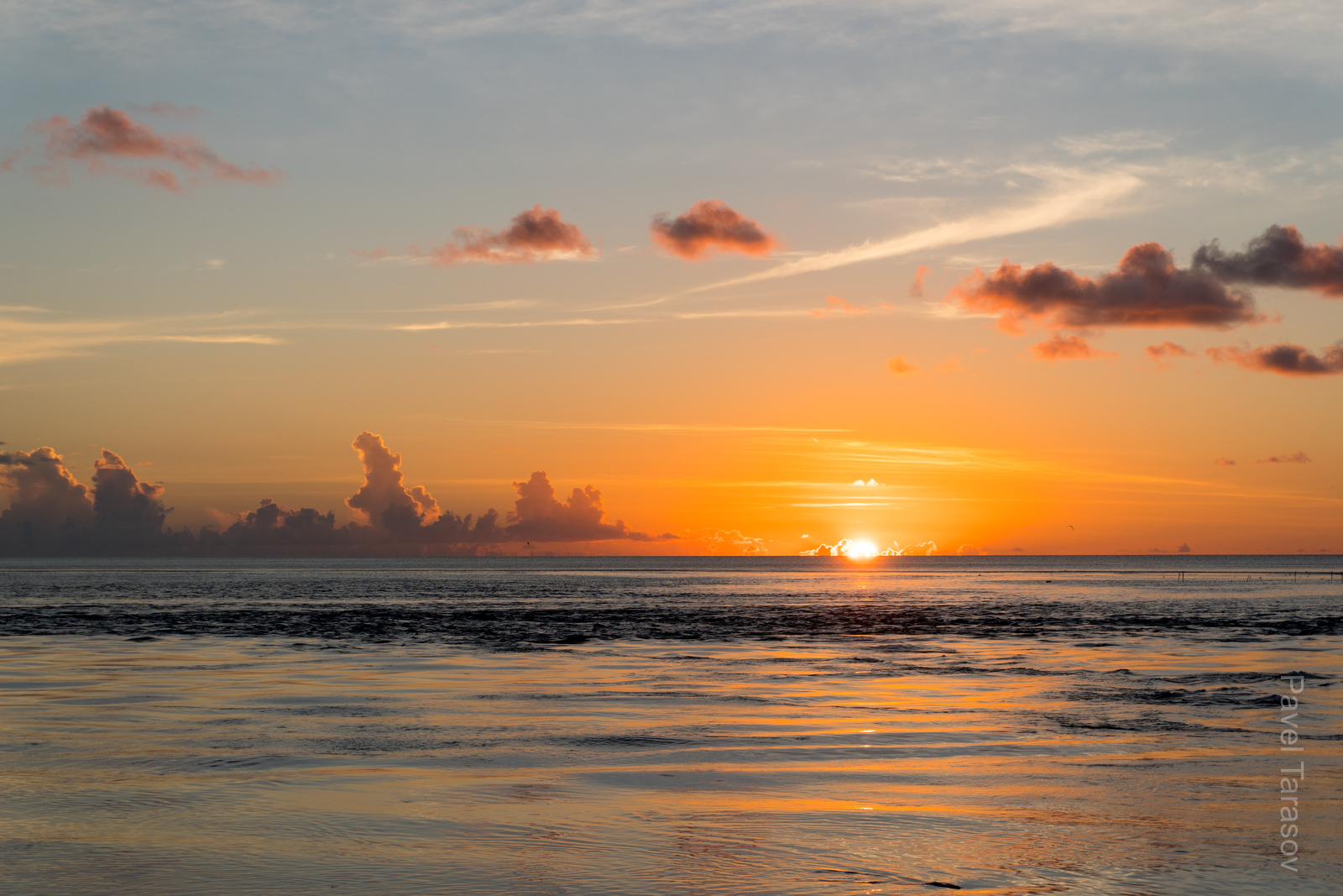 Неровная вода на снимке - это очень сильное течение в южном канале Факарава. Выгрести против него даже в ластах нереально