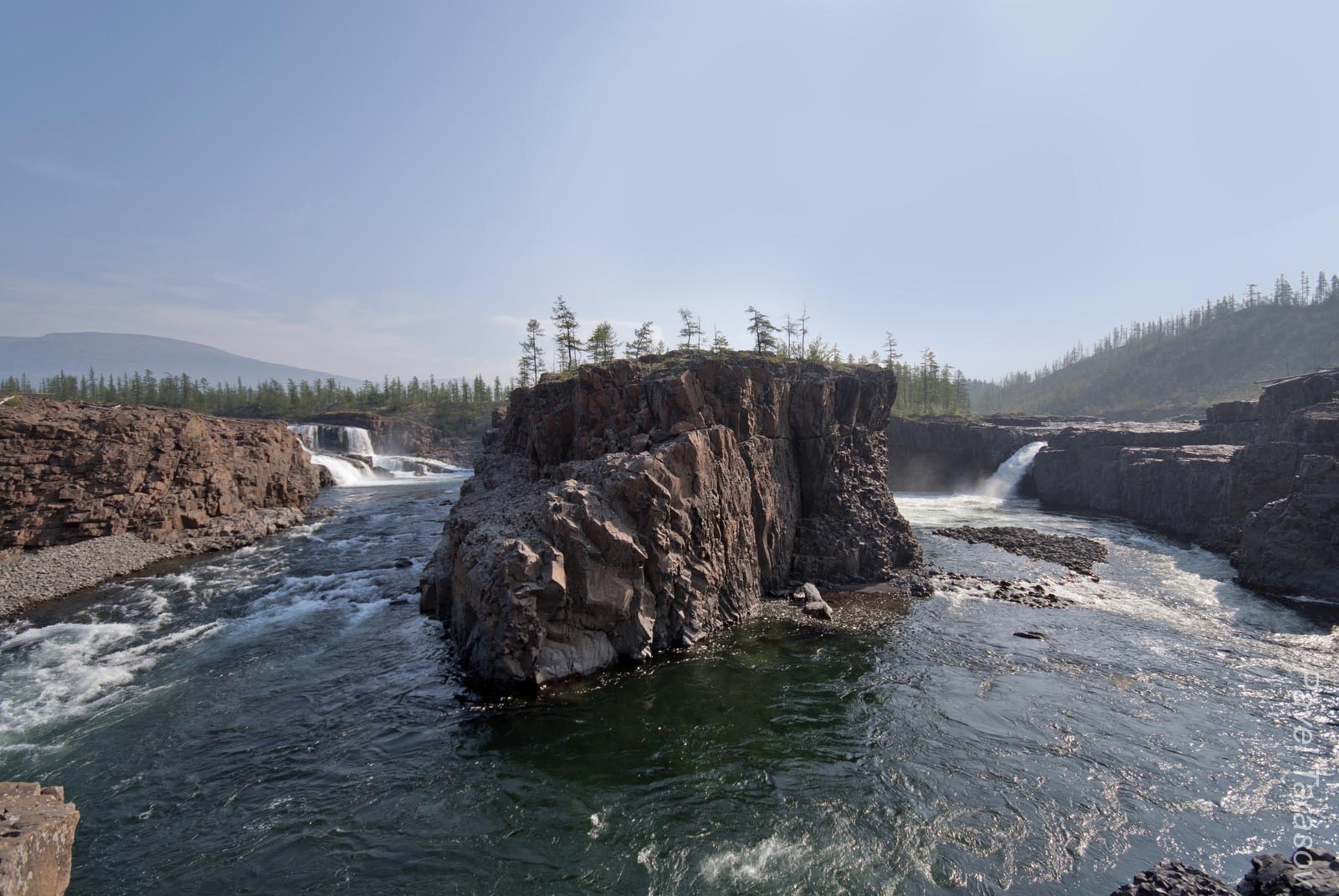 Две не маленьких реки на стрелке падают водопадами!