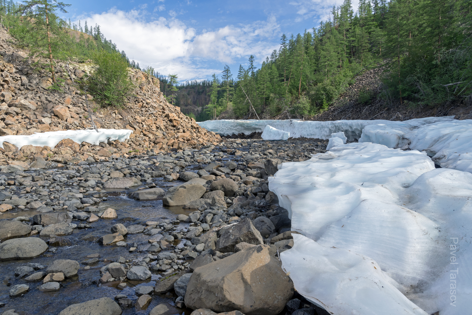 Наледь в долине ручья, стекающего с вершины Водопады. 