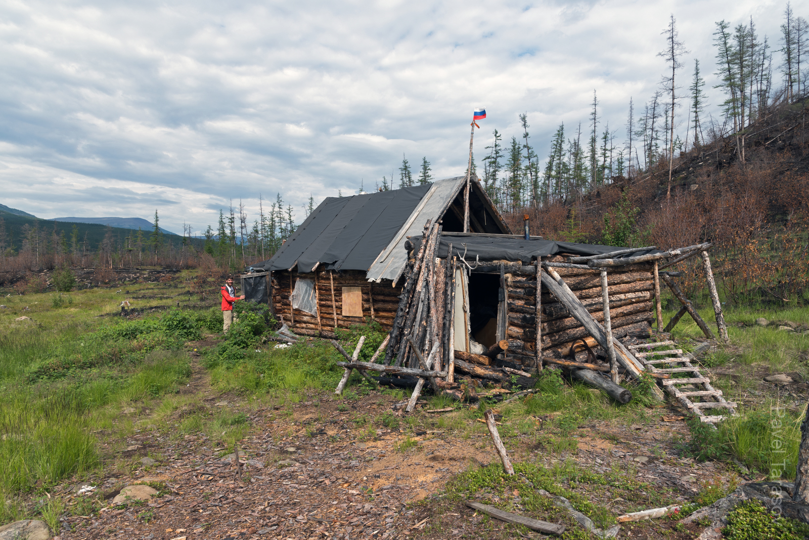 Изба Владимира Коваля, астронома, фотографа и просто очень хорошего человека, на стрелке Яктали и Курейки. О нем можно посмотреть фильм <a href="https://www.youtube.com/watch?v=ClwIkUiwgY4">"Люди Плато Путорана"</a>